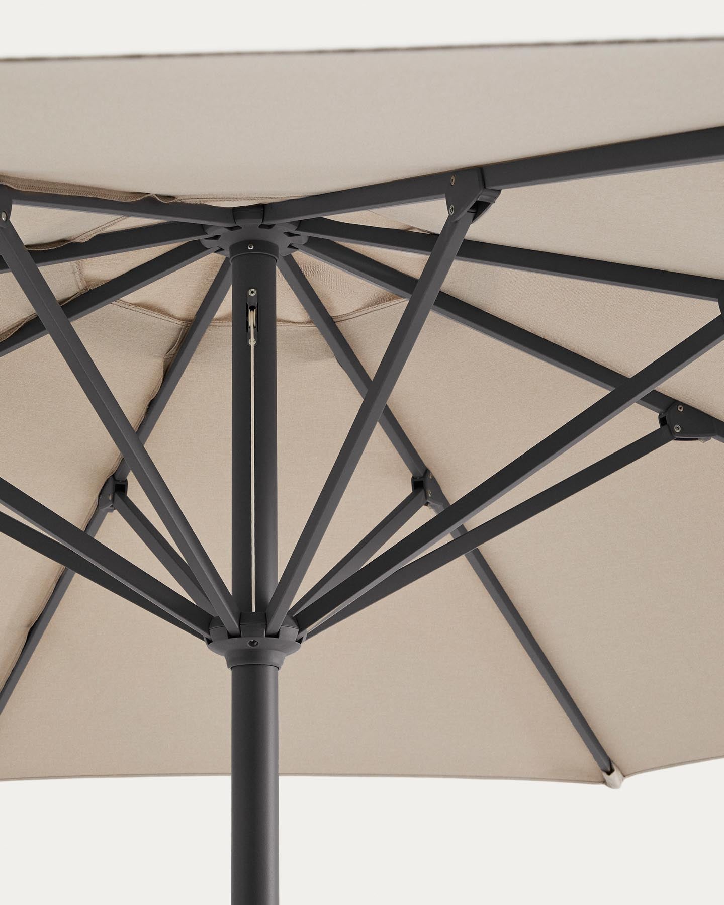 Sonnenschirm Milna in Beige mit Mittelstange und graphitfarbenem Gestell aus Stahl Ø 300 cm in Beige präsentiert im Onlineshop von KAQTU Design AG. Sonnenschirm ist von Kave Home