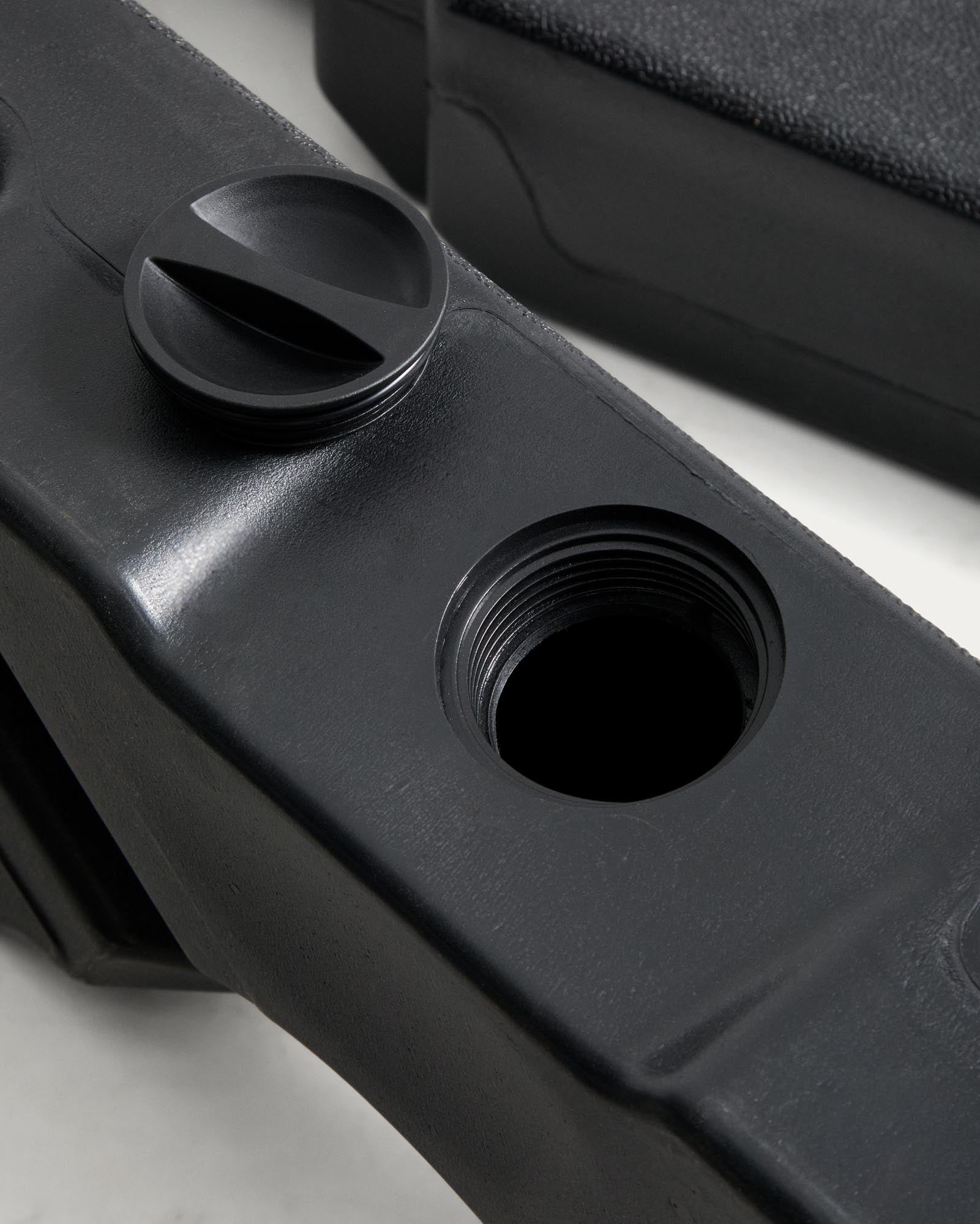 Sonnenschirmständer für Ampelschirm Alfaz aus schwarzem Kunststoff 98 x 98 cm in Schwarz präsentiert im Onlineshop von KAQTU Design AG. Sonnenschirm Sockel ist von Kave Home