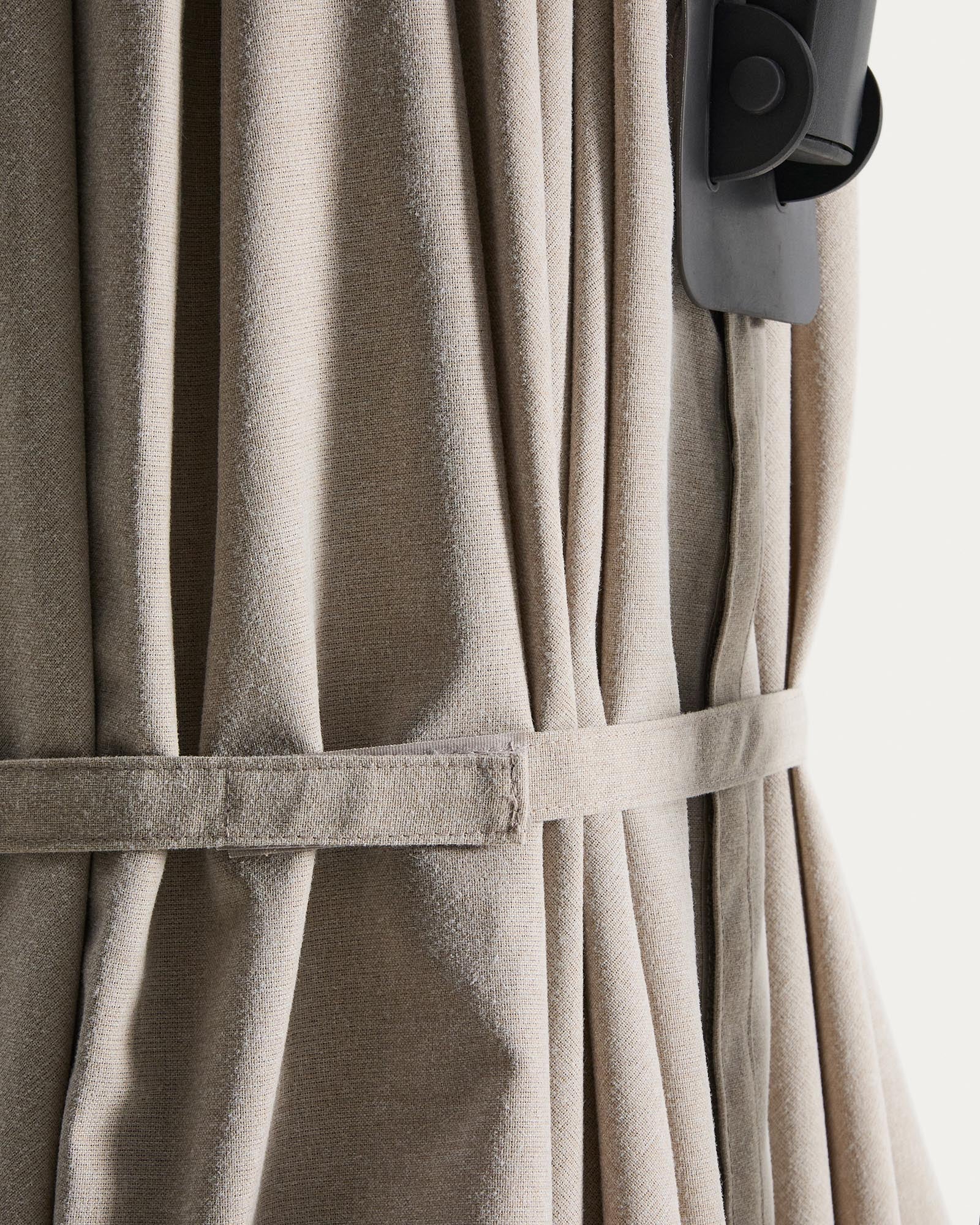 Exzentrischer Sonnenschirm Noli in Beige mit graphitgrauem Aluminiumgestell, 300 x 300 cm in Beige präsentiert im Onlineshop von KAQTU Design AG. Sonnenschirm ist von Kave Home