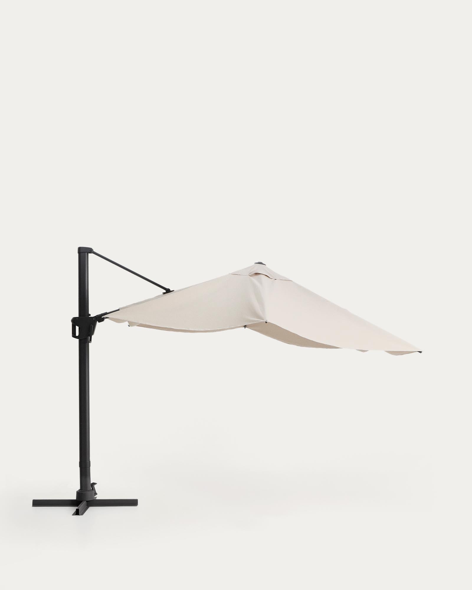 Exzentrischer Sonnenschirm Noli in Beige mit graphitgrauem Aluminiumgestell, 300 x 300 cm in Beige präsentiert im Onlineshop von KAQTU Design AG. Sonnenschirm ist von Kave Home