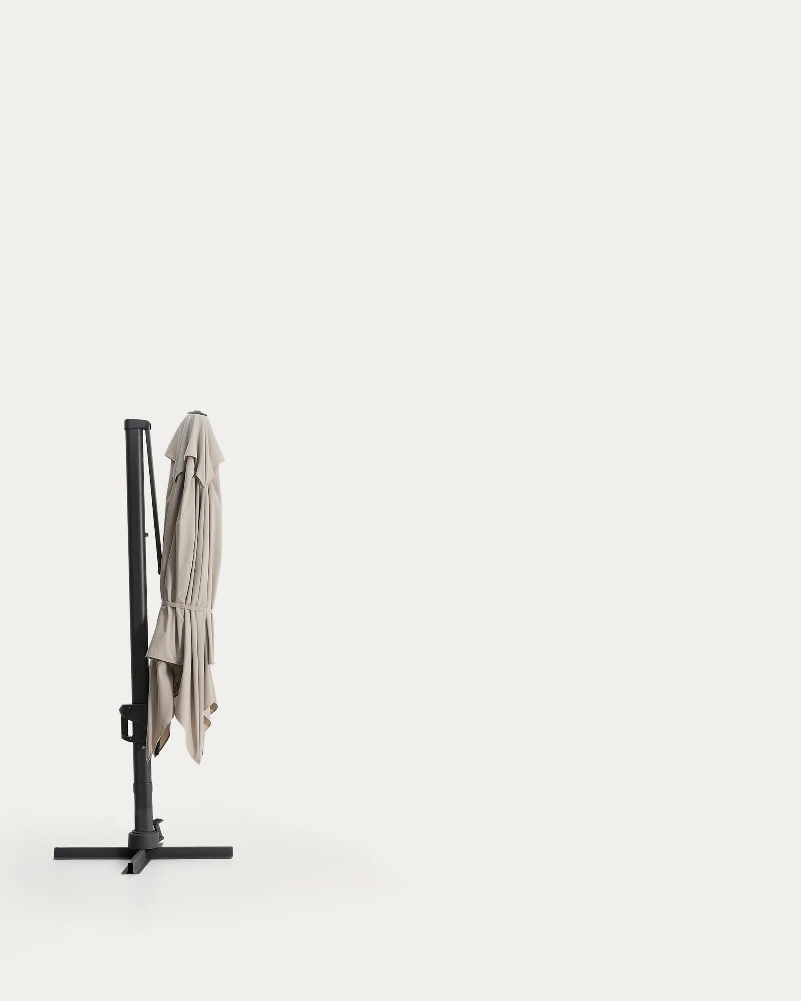 Exzentrischer Sonnenschirm Noli in Beige mit graphitgrauem Aluminiumgestell, 300 x 300 cm in Beige präsentiert im Onlineshop von KAQTU Design AG. Sonnenschirm ist von Kave Home