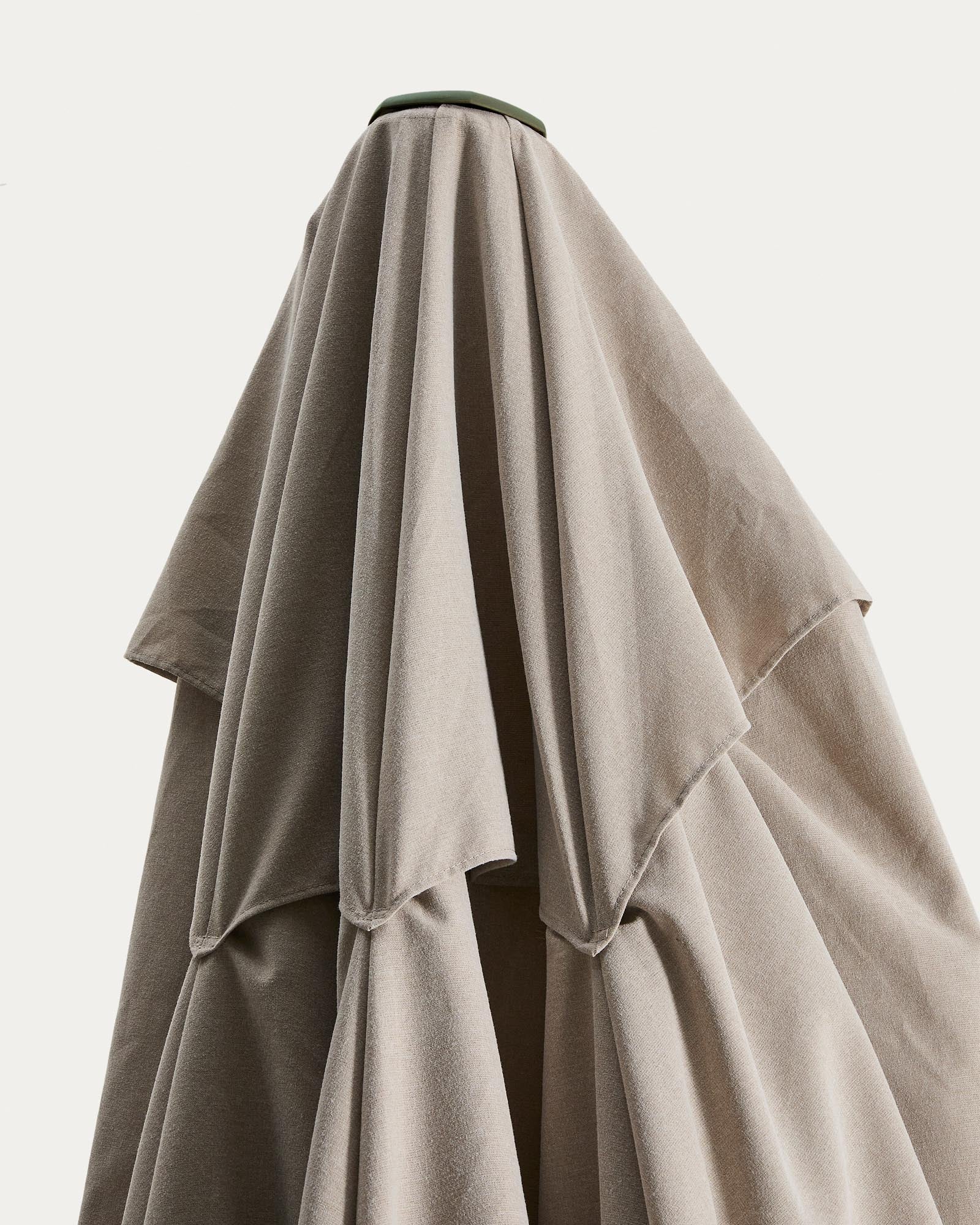 Exzentrischer Sonnenschirm Noli in sanftem Beige, ausgestattet mit einem robusten grünen Aluminiumgestell, ideal für entspannte Stunden im Freien.