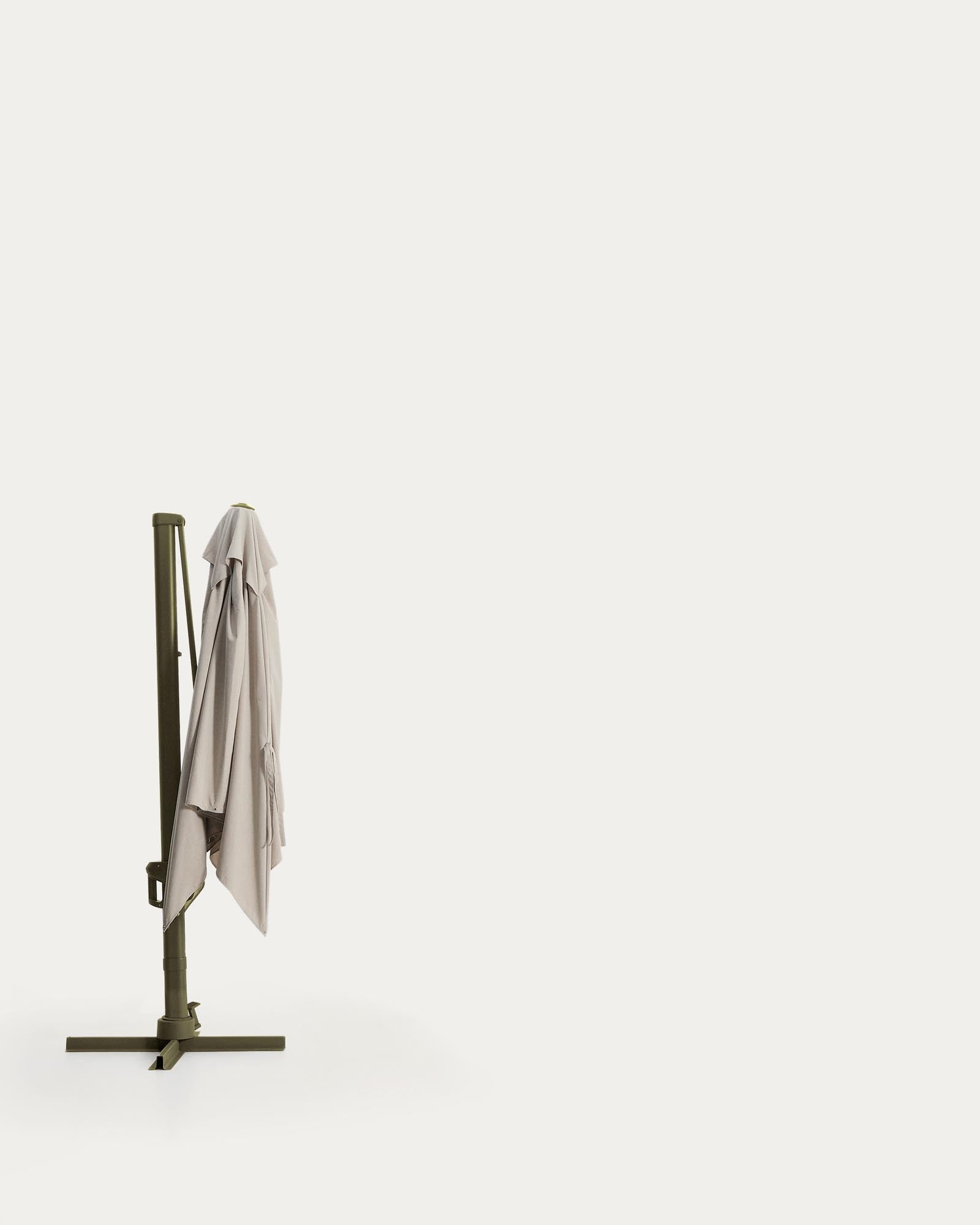 Exzentrischer Sonnenschirm Noli in sanftem Beige, ausgestattet mit einem stabilen grünen Aluminiumgestell, ideal für entspannte Stunden im Freien.