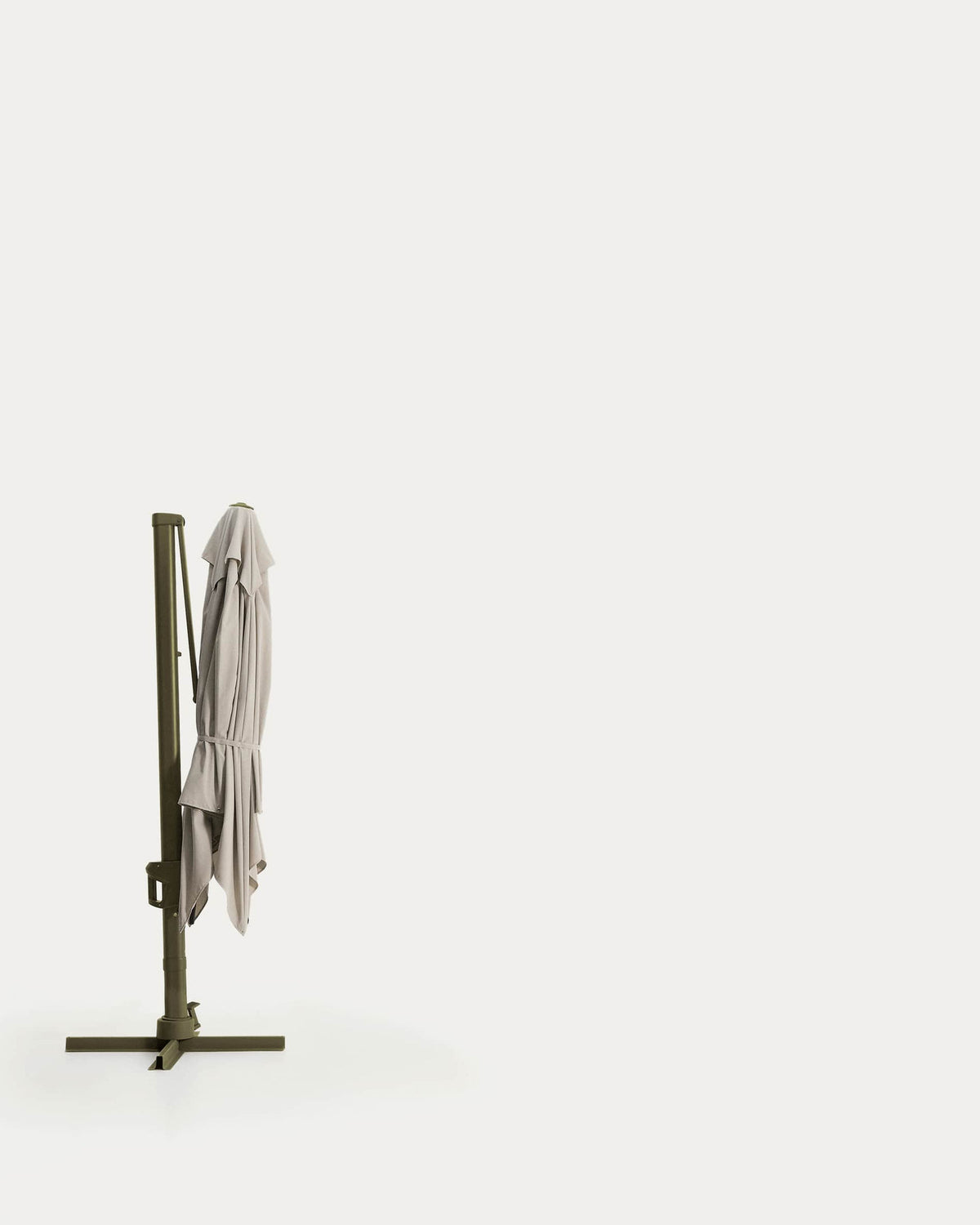 Exzentrischer Sonnenschirm Noli in Beige mit grünem Aluminiumgestell, 300 x 300 cm in Beige, Ecru, Grün präsentiert im Onlineshop von KAQTU Design AG. Sonnenschirm ist von Kave Home