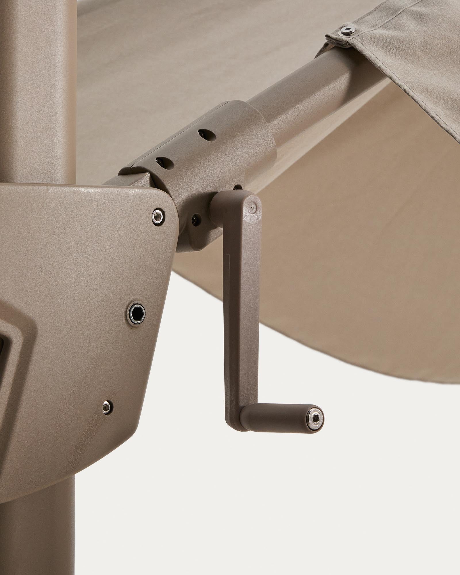 Moderner exzentrischer Sonnenschirm Noli in hellem Beige, ausgestattet mit einem stabilen taupefarbenen Aluminiumgestell, perfekt für entspannte Stunden im Freien.