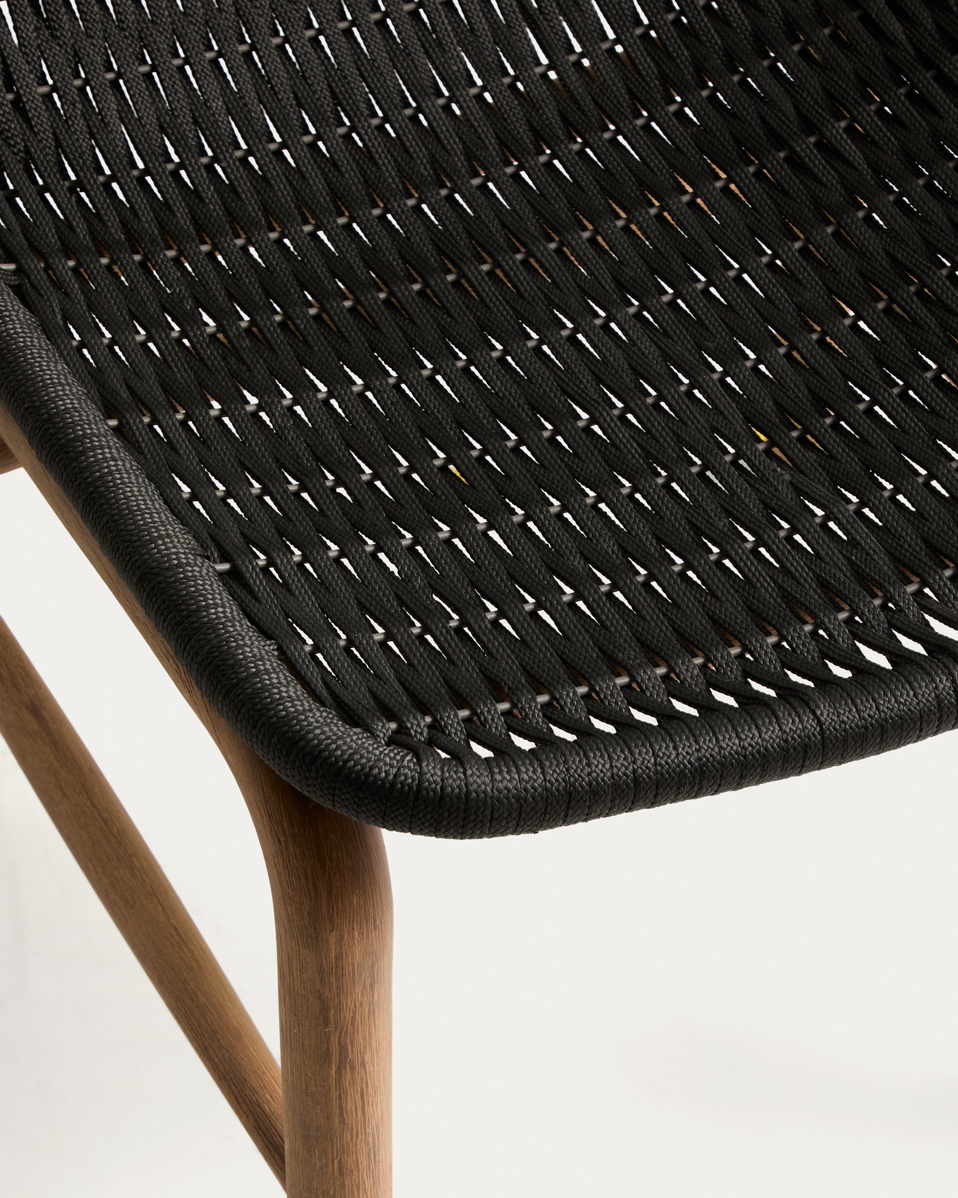 Stuhl Alipa aus massivem Akazienholz und dunkelgrauem Seil, FSC 100 % in Graphit präsentiert im Onlineshop von KAQTU Design AG. Gartenstuhl ist von Kave Home