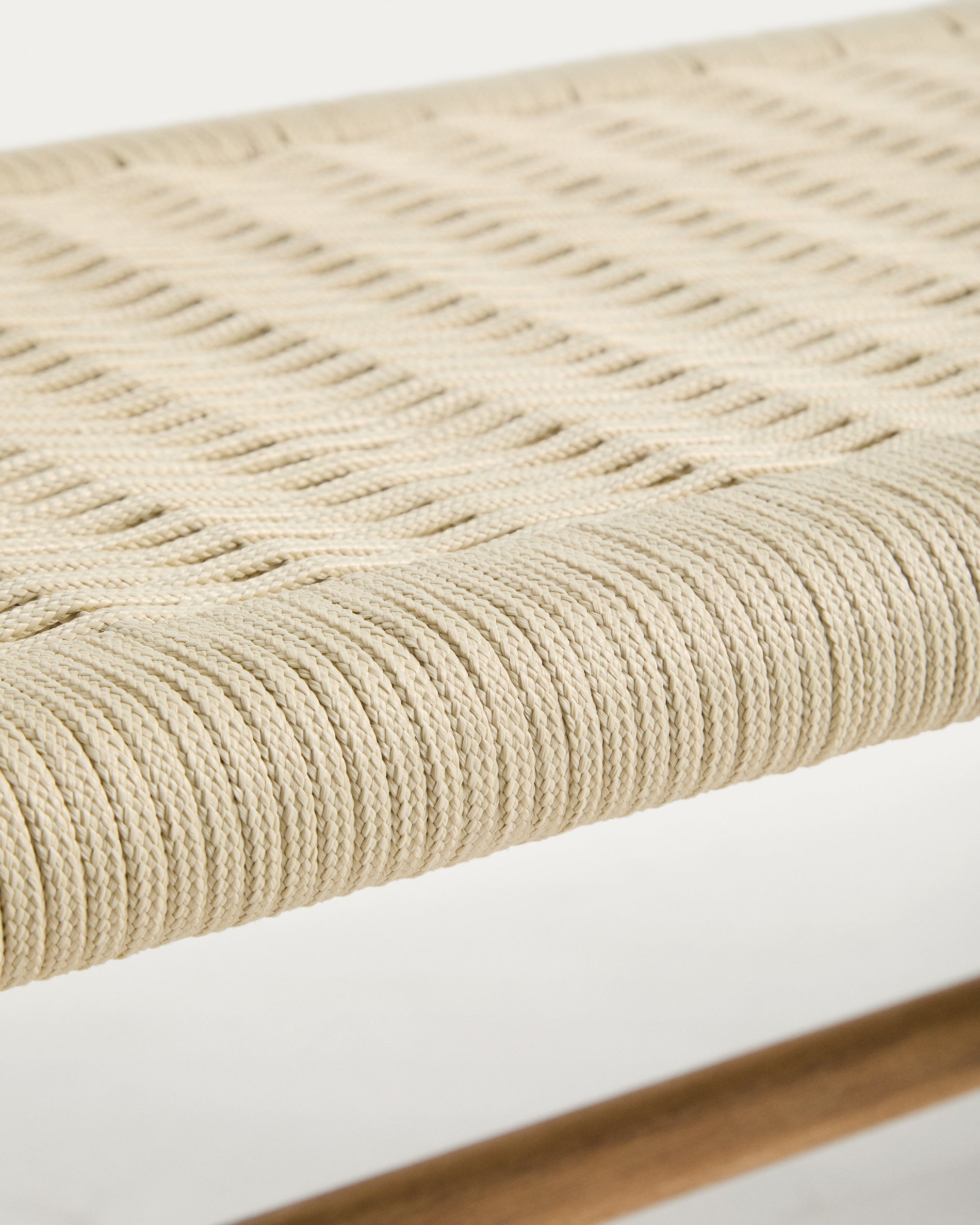 Bank Alipa aus massivem Akazienholz und ecrufarbenem Seil, 200 cm, FSC 100 % in Ecru präsentiert im Onlineshop von KAQTU Design AG. Gartenbank ist von Kave Home