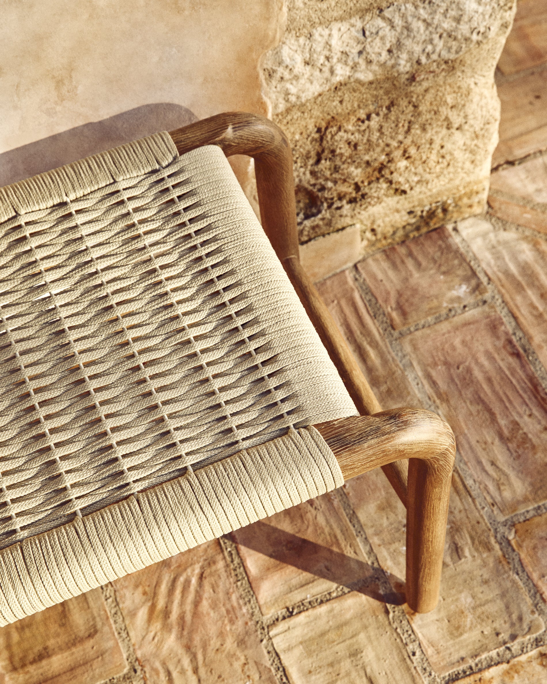 Bank Alipa aus massivem Akazienholz und ecrufarbenem Seil, 200 cm, FSC 100 % in Ecru präsentiert im Onlineshop von KAQTU Design AG. Gartenbank ist von Kave Home