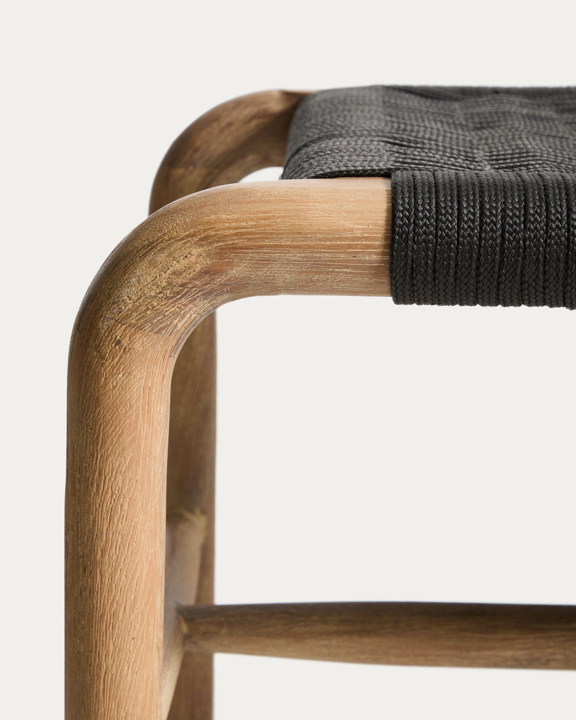 Bank Alipa aus massivem Akazienholz und dunkelgrauem Seil, 200 cm, FSC 100 % in Graphit präsentiert im Onlineshop von KAQTU Design AG. Gartenbank ist von Kave Home