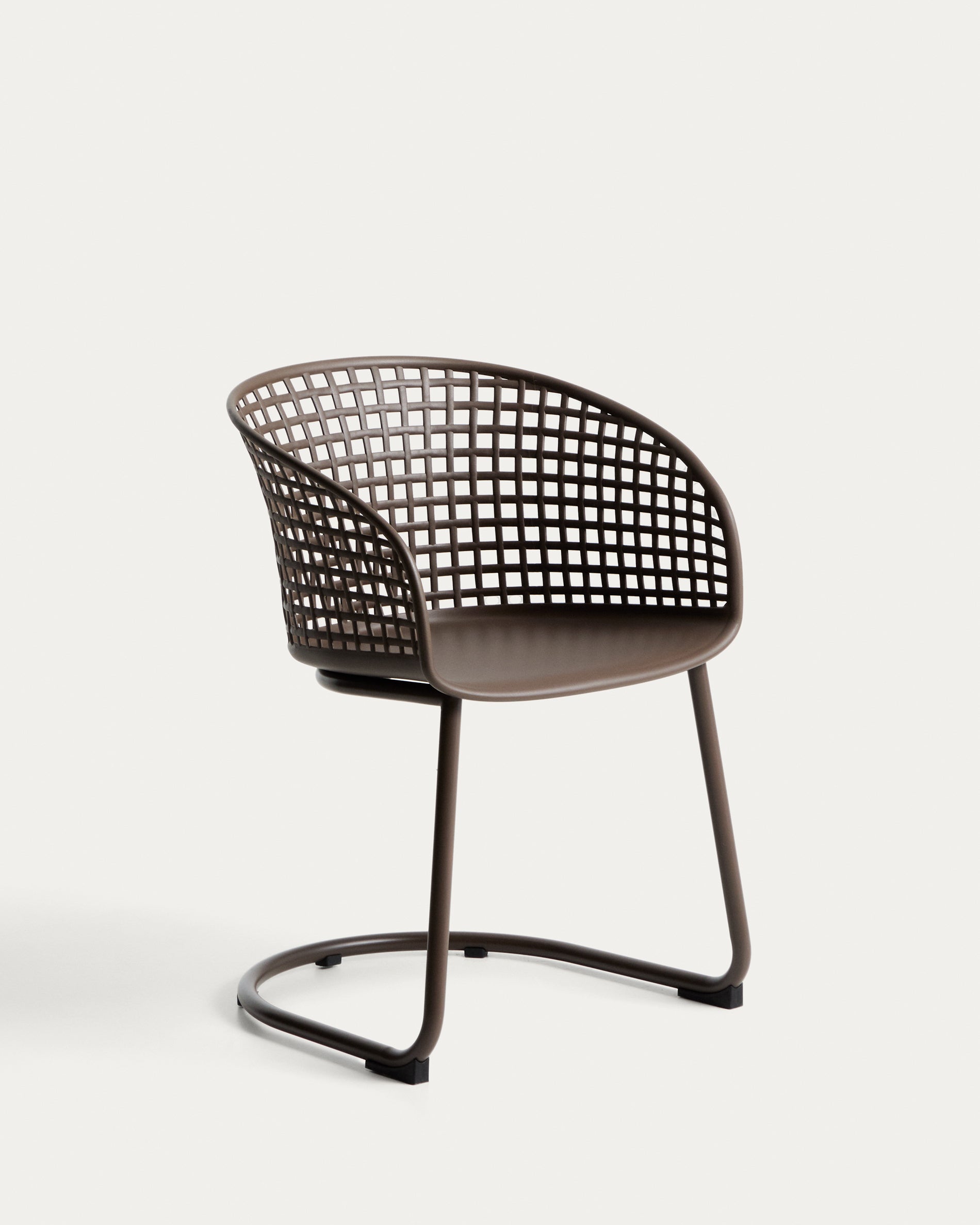 Outdoor-Stuhl Tenaro aus Kunststoff mit braunem Stahlgestell in Braun präsentiert im Onlineshop von KAQTU Design AG. Gartenstuhl ist von Kave Home