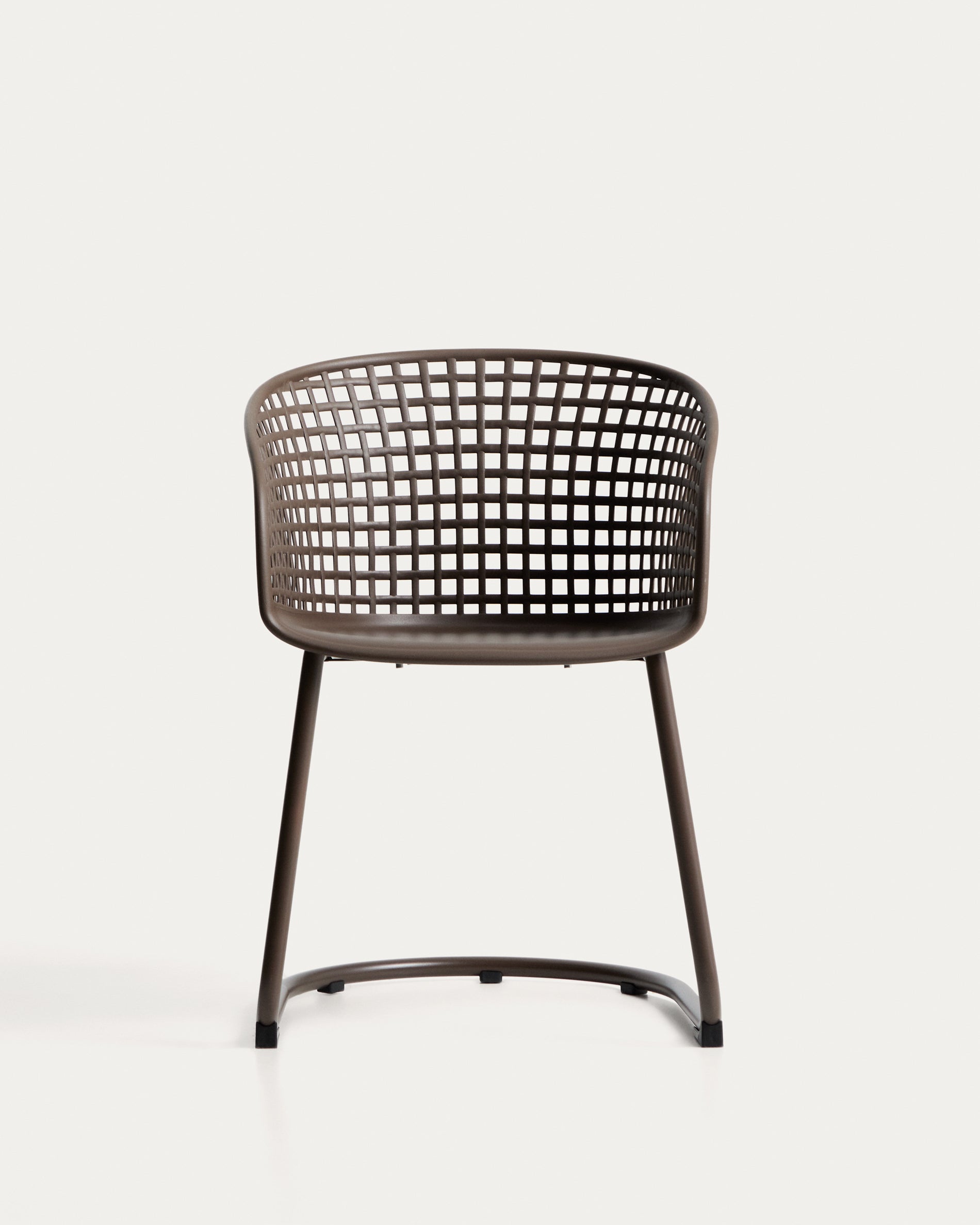 Outdoor-Stuhl Tenaro aus Kunststoff mit braunem Stahlgestell in Braun präsentiert im Onlineshop von KAQTU Design AG. Gartenstuhl ist von Kave Home