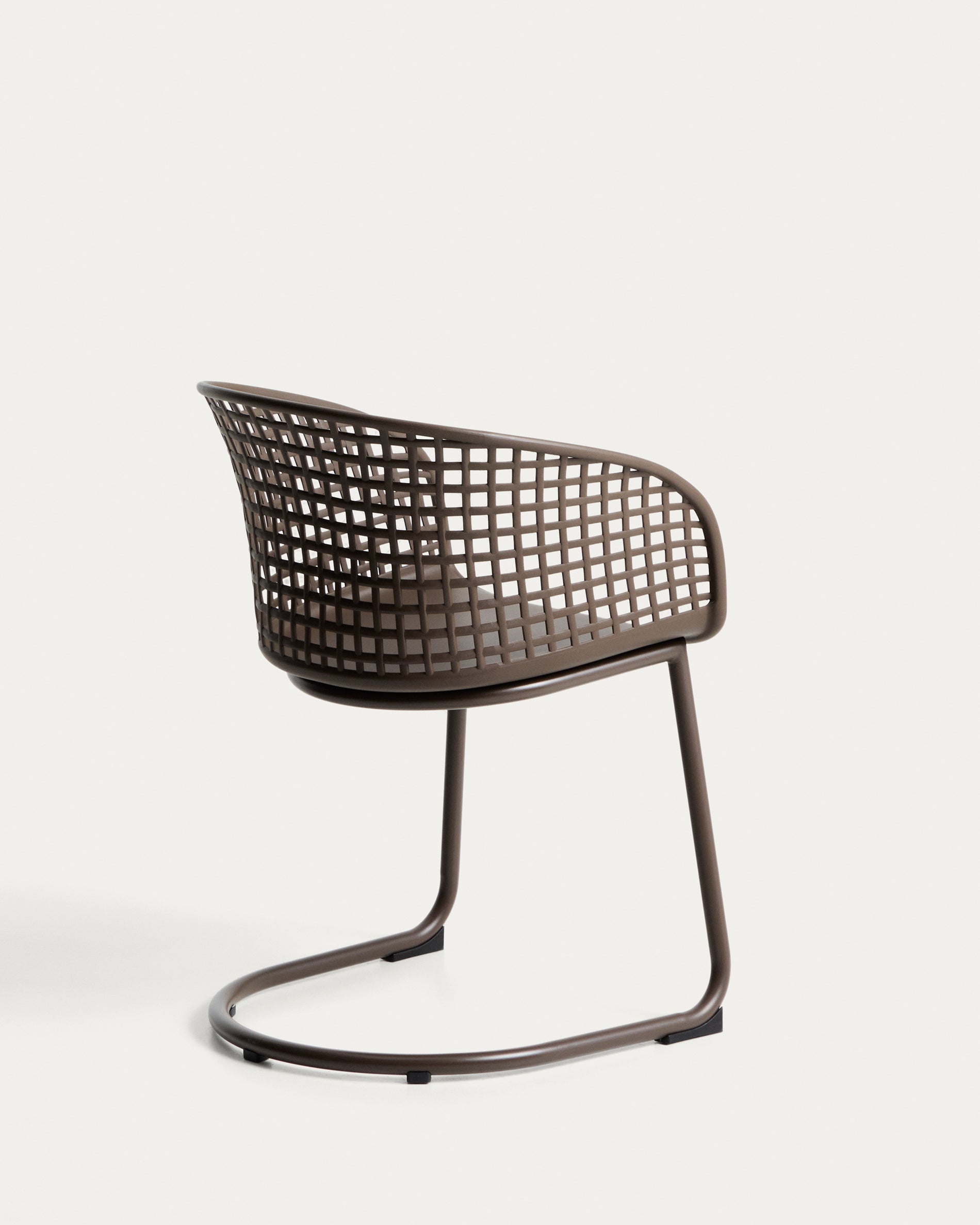 Outdoor-Stuhl Tenaro aus Kunststoff mit braunem Stahlgestell in Braun präsentiert im Onlineshop von KAQTU Design AG. Gartenstuhl ist von Kave Home