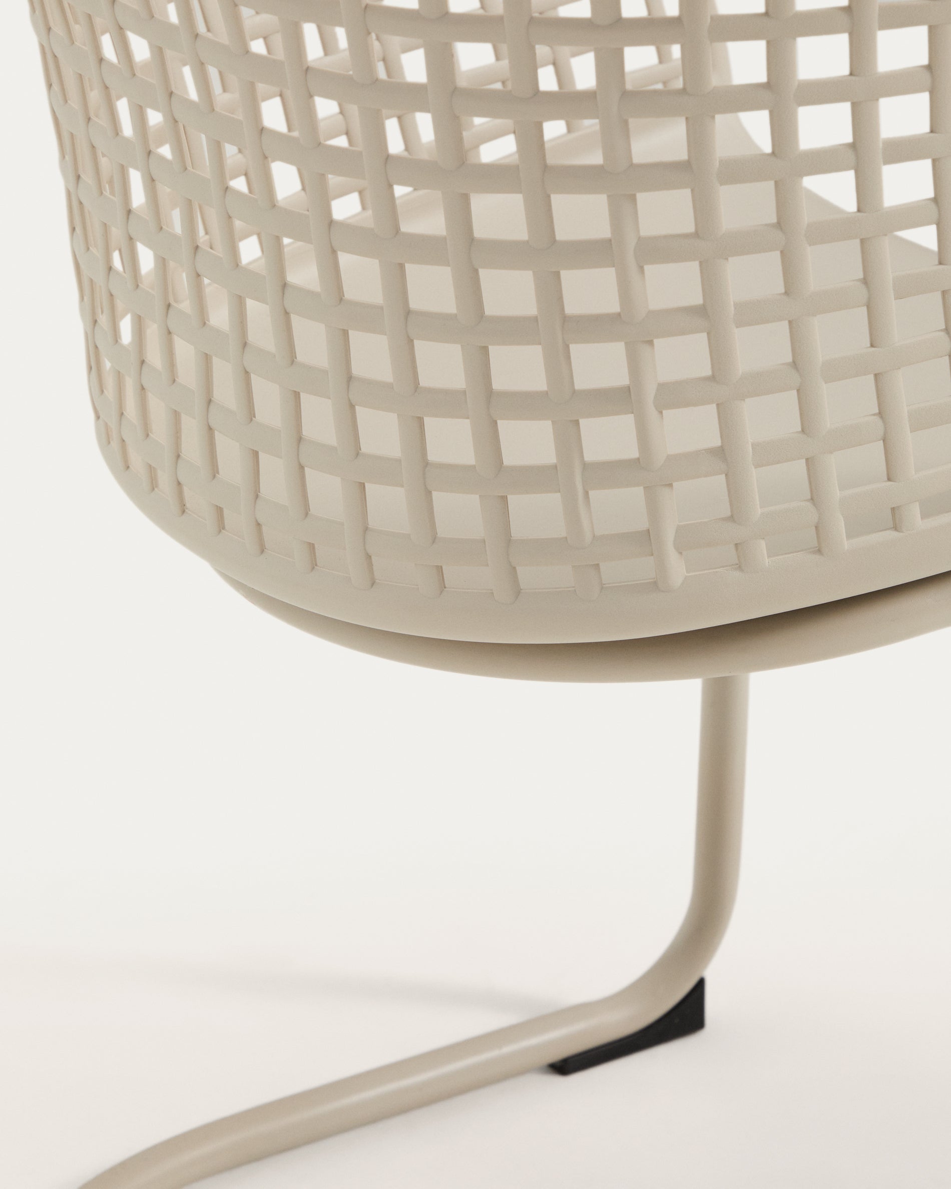 Outdoor-Stuhl Tenaro aus Kunststoff mit beigem Stahlgestell in Beige präsentiert im Onlineshop von KAQTU Design AG. Gartenstuhl ist von Kave Home