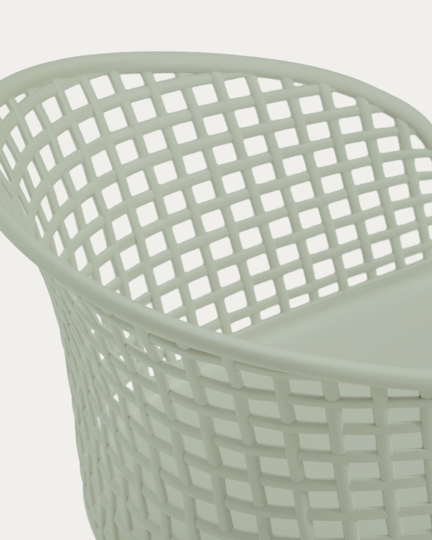 Outdoor-Stuhl Tenaro aus Kunststoff mit grünem Stahlgestell in Hellgrün präsentiert im Onlineshop von KAQTU Design AG. Gartenstuhl ist von Kave Home