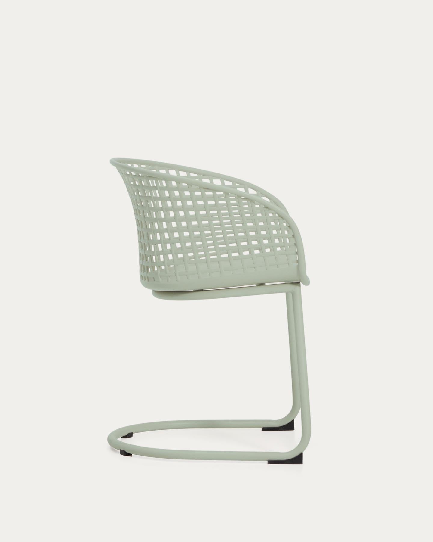 Outdoor-Stuhl Tenaro aus Kunststoff mit grünem Stahlgestell in Hellgrün präsentiert im Onlineshop von KAQTU Design AG. Gartenstuhl ist von Kave Home