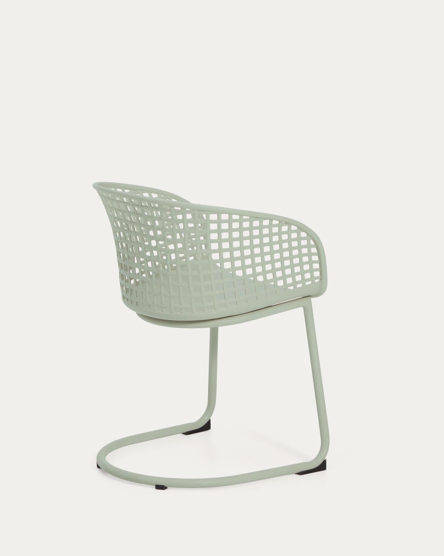 Outdoor-Stuhl Tenaro aus Kunststoff mit grünem Stahlgestell in Hellgrün präsentiert im Onlineshop von KAQTU Design AG. Gartenstuhl ist von Kave Home
