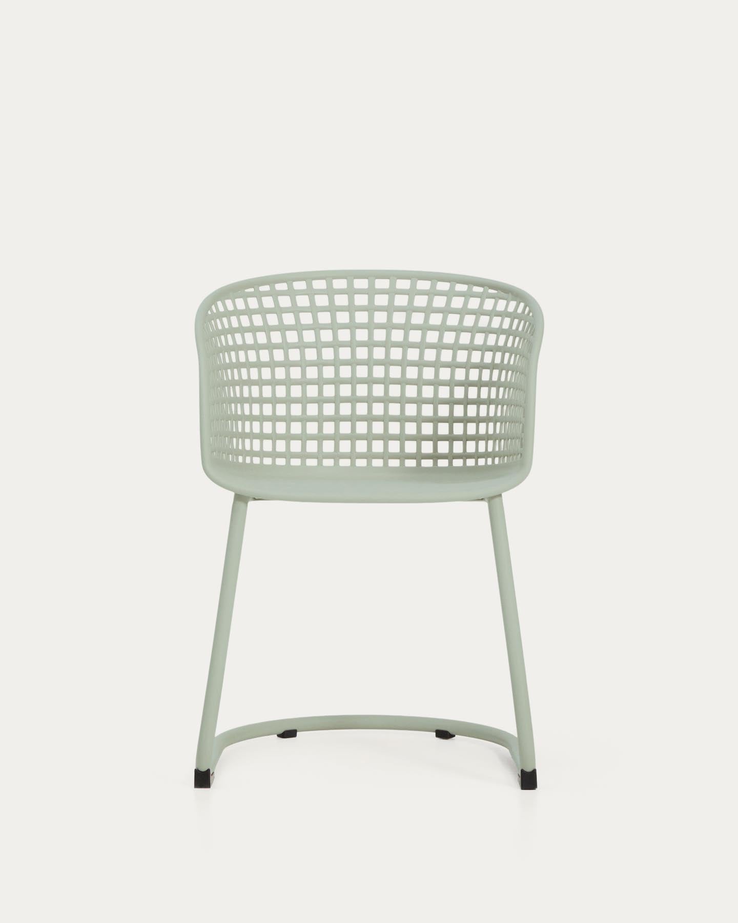 Outdoor-Stuhl Tenaro aus Kunststoff mit grünem Stahlgestell in Hellgrün präsentiert im Onlineshop von KAQTU Design AG. Gartenstuhl ist von Kave Home