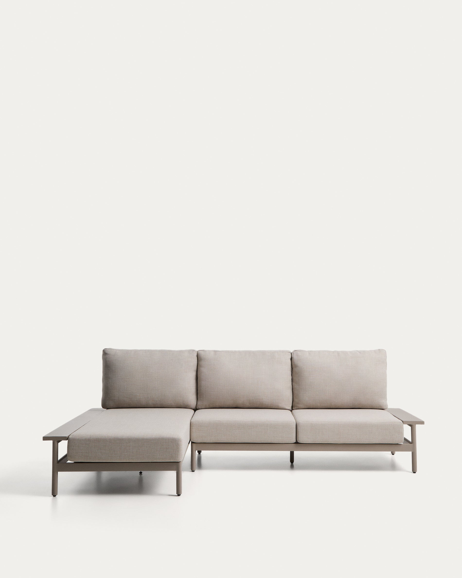 Vathi 3-Sitzer-Sofa aus Aluminium mit linker Chaiselongue in Taupe 250 x 159 cm in Taupe präsentiert im Onlineshop von KAQTU Design AG. Loungesofa ist von Kave Home