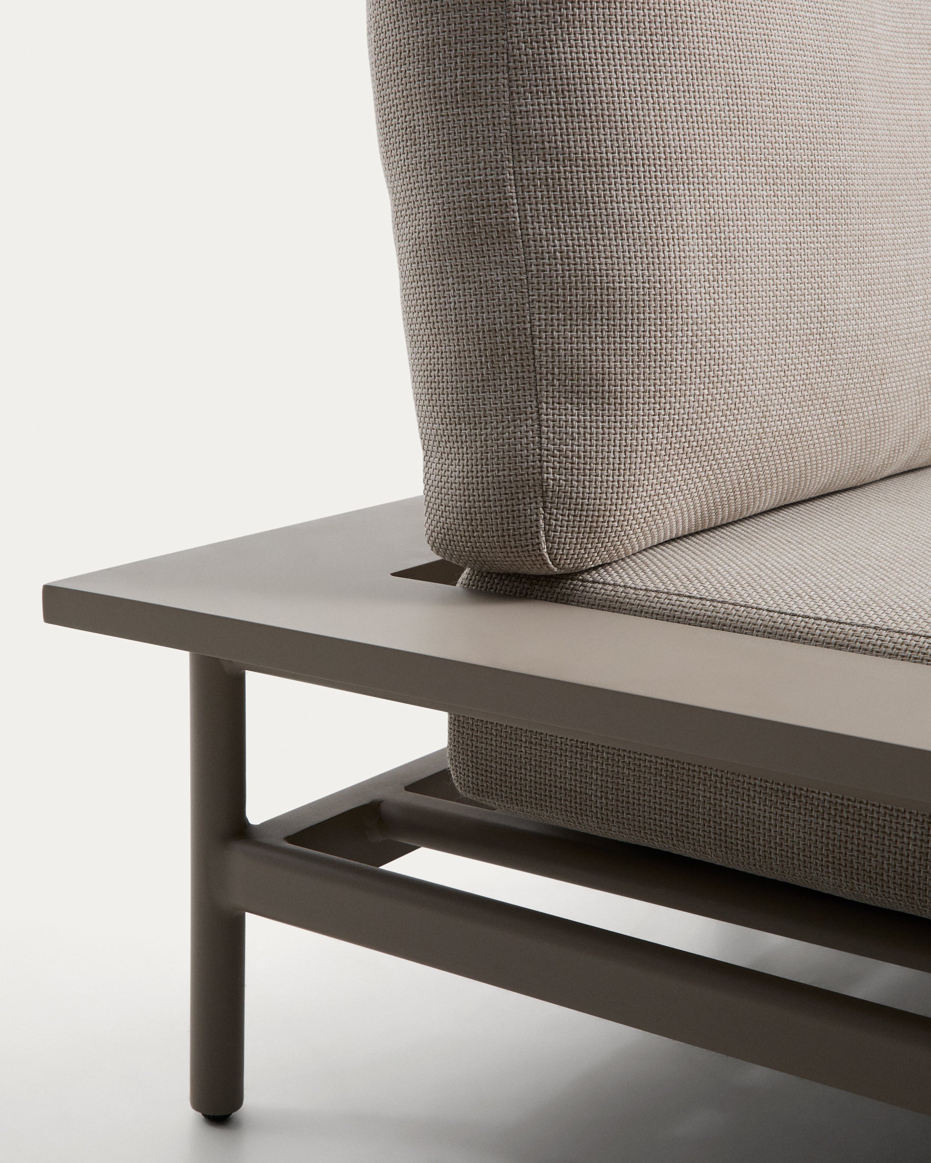 Vathi 3-Sitzer-Sofa aus Aluminium mit linker Chaiselongue in Taupe 250 x 159 cm in Taupe präsentiert im Onlineshop von KAQTU Design AG. Loungesofa ist von Kave Home