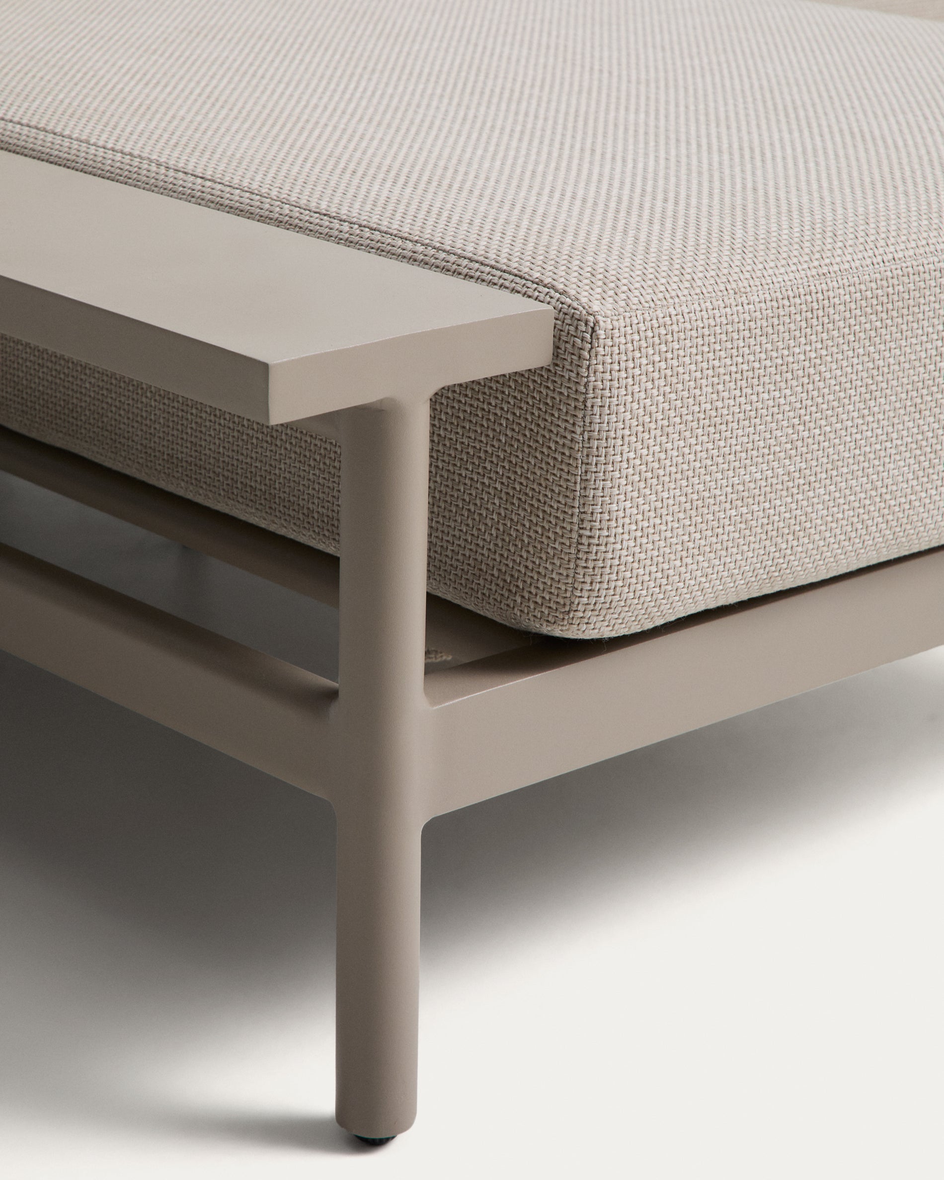 Vathi 3-Sitzer-Sofa aus Aluminium mit linker Chaiselongue in Taupe 250 x 159 cm in Taupe präsentiert im Onlineshop von KAQTU Design AG. Loungesofa ist von Kave Home