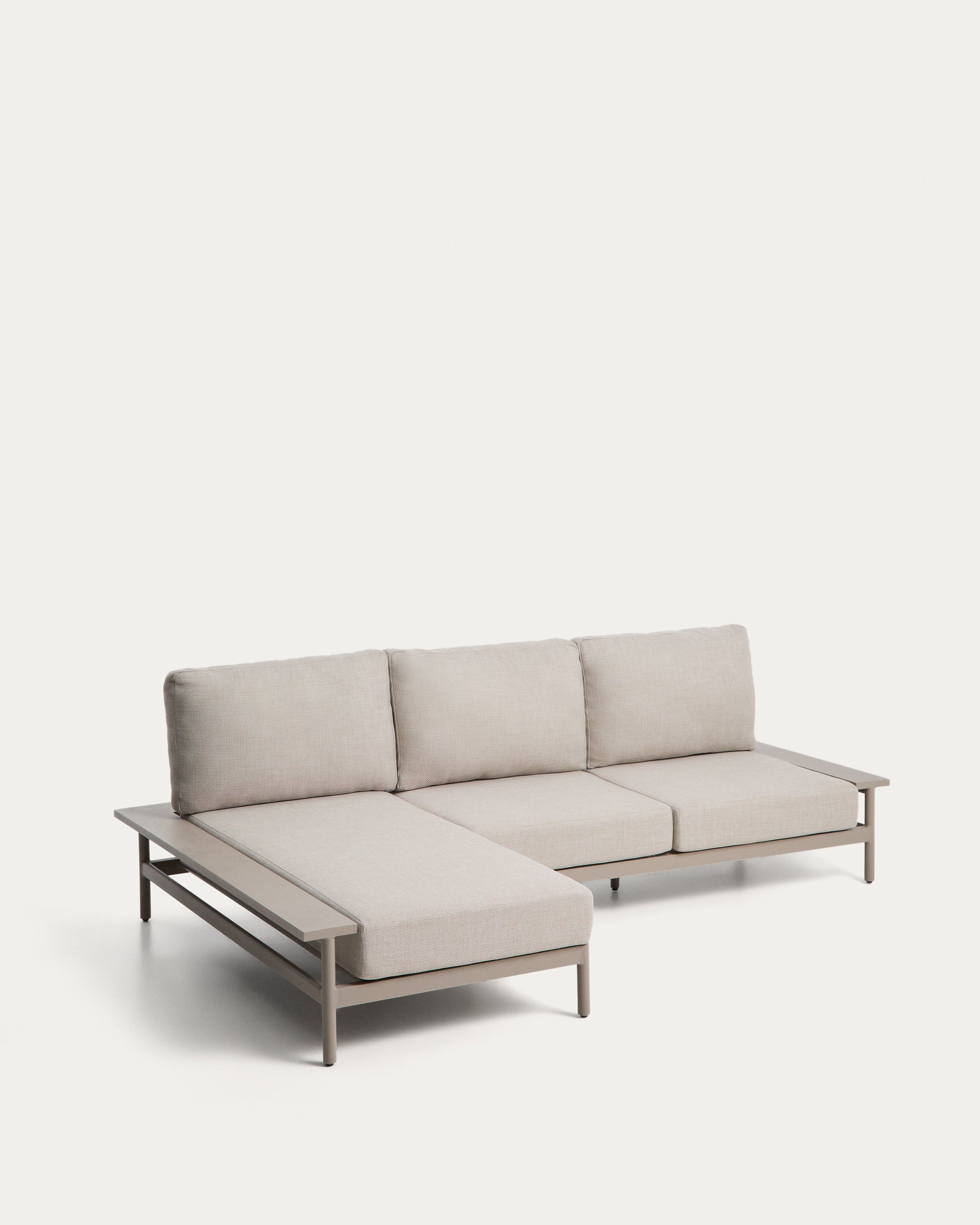 Vathi 3-Sitzer-Sofa aus Aluminium mit linker Chaiselongue in Taupe 250 x 159 cm in Taupe präsentiert im Onlineshop von KAQTU Design AG. Loungesofa ist von Kave Home
