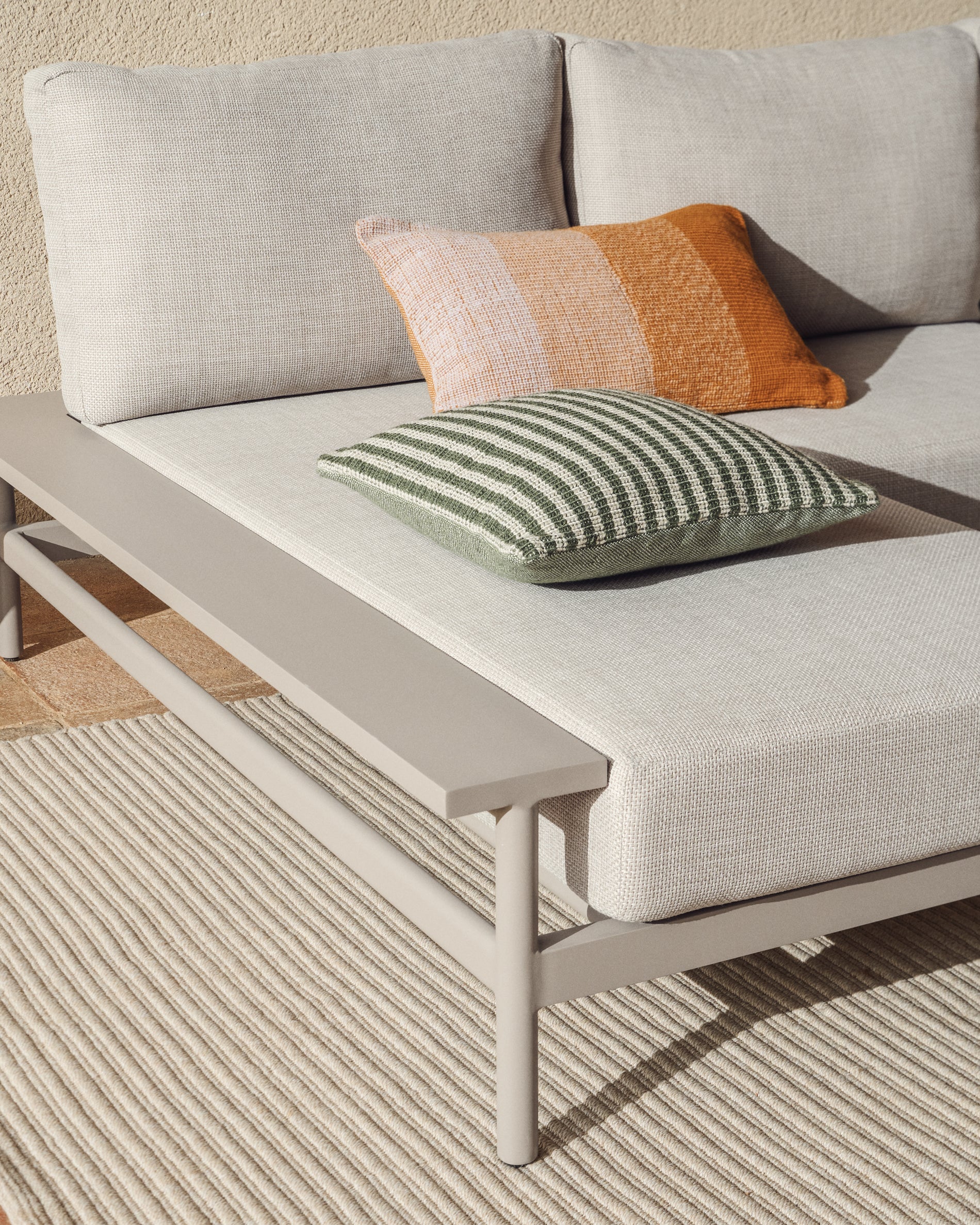 Vathi 3-Sitzer-Sofa aus Aluminium mit linker Chaiselongue in Taupe 250 x 159 cm in Taupe präsentiert im Onlineshop von KAQTU Design AG. Loungesofa ist von Kave Home