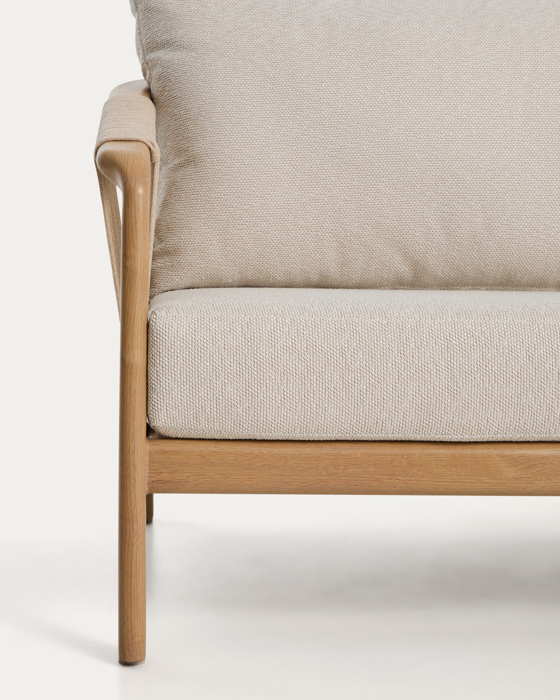 Outdoor-Set Sirte mit 3-Sitzer-Sofa, 2 Sesseln und Tisch aus Aluminium in Holzoptik und écrufarbenen Kissen in Ecru präsentiert im Onlineshop von KAQTU Design AG. Loungeset ist von Kave Home