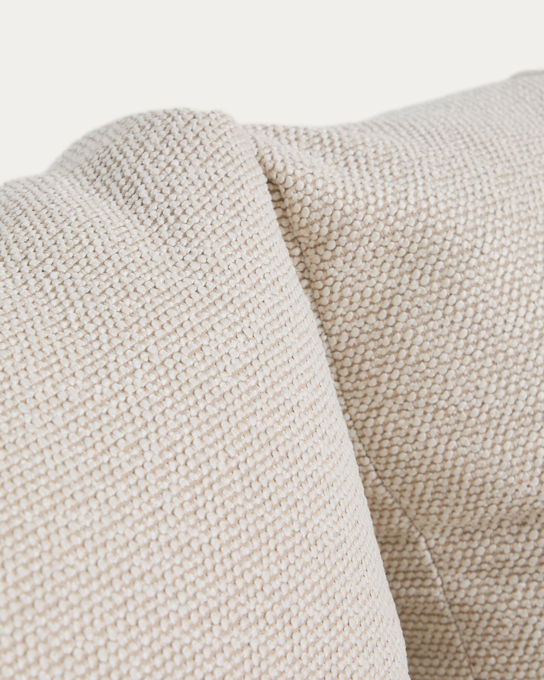 Outdoor-Set Sirte mit 3-Sitzer-Sofa, 2 Sesseln und Tisch aus Aluminium in Holzoptik und écrufarbenen Kissen in Ecru präsentiert im Onlineshop von KAQTU Design AG. Loungeset ist von Kave Home