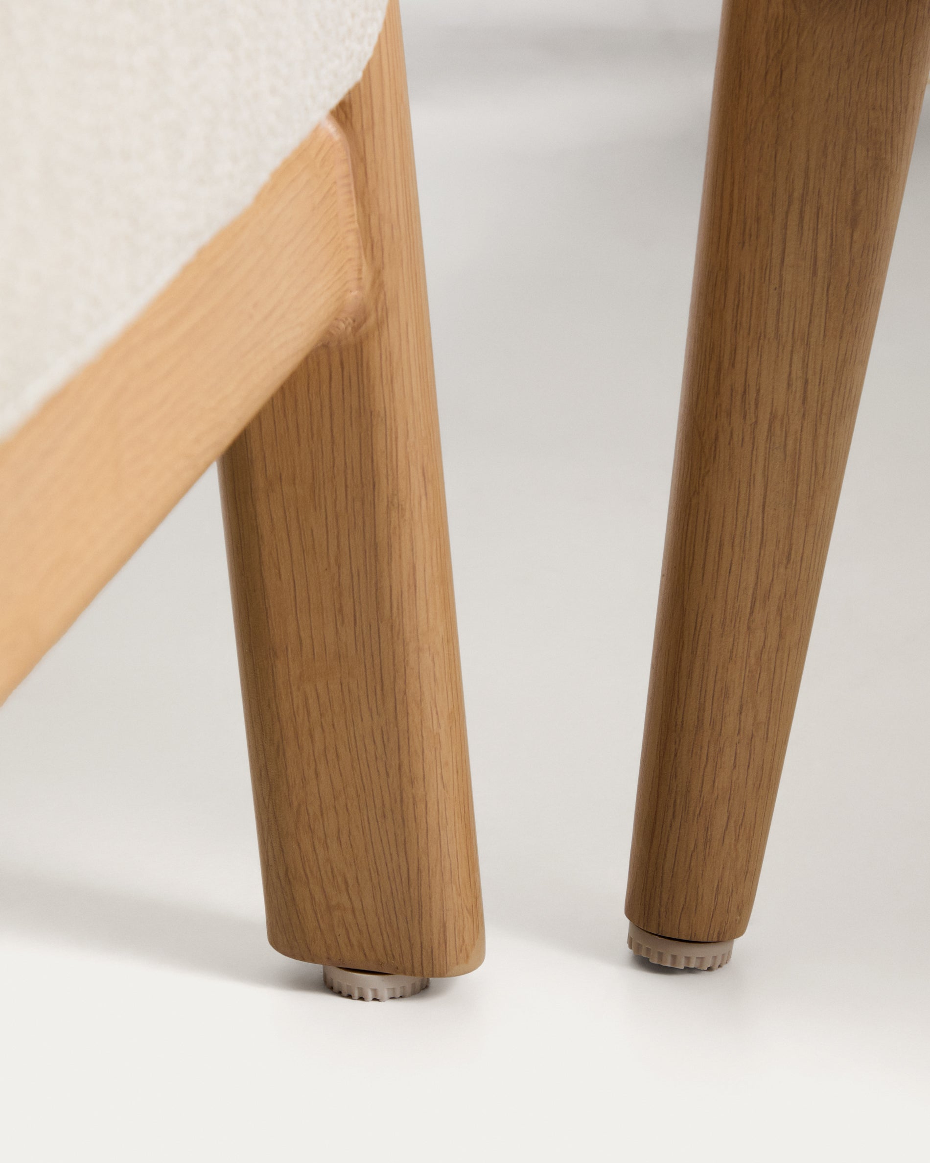 Outdoor-Set Sirte mit 3-Sitzer-Sofa, 2 Sesseln und Tisch aus Aluminium in Holzoptik und écrufarbenen Kissen in Ecru präsentiert im Onlineshop von KAQTU Design AG. Loungeset ist von Kave Home