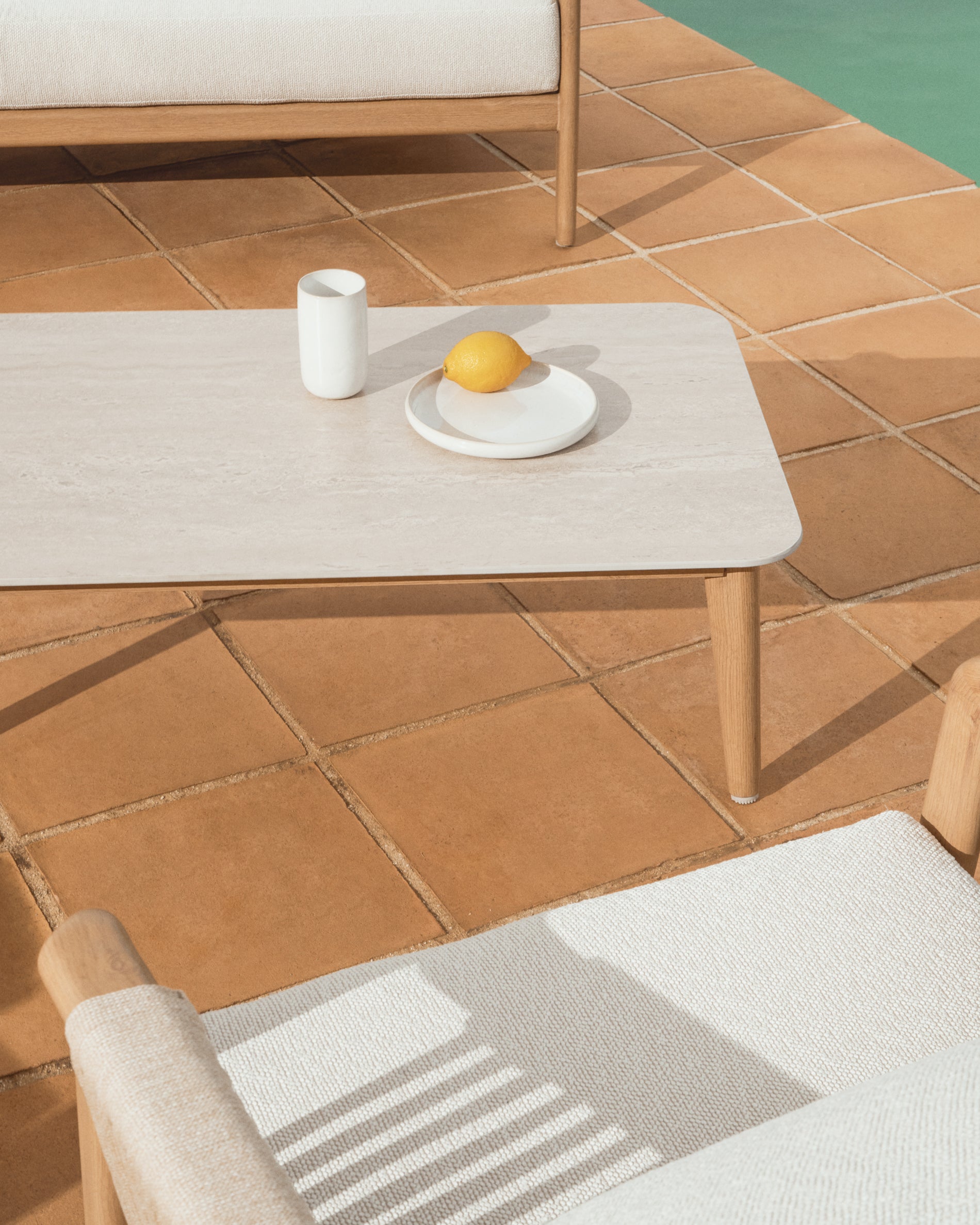 Outdoor-Set Sirte mit 3-Sitzer-Sofa, 2 Sesseln und Tisch aus Aluminium in Holzoptik und écrufarbenen Kissen in Ecru präsentiert im Onlineshop von KAQTU Design AG. Loungeset ist von Kave Home