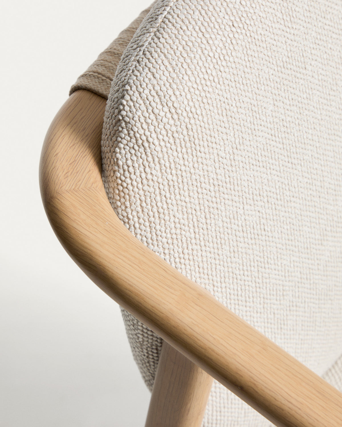 Stapelbarer Outdoor-Stuhl Sirte aus Aluminium in Holzoptik und écrufarbenem Seil in Ecru, Beige, Natur, Weiss präsentiert im Onlineshop von KAQTU Design AG. Gartenstuhl ist von Kave Home