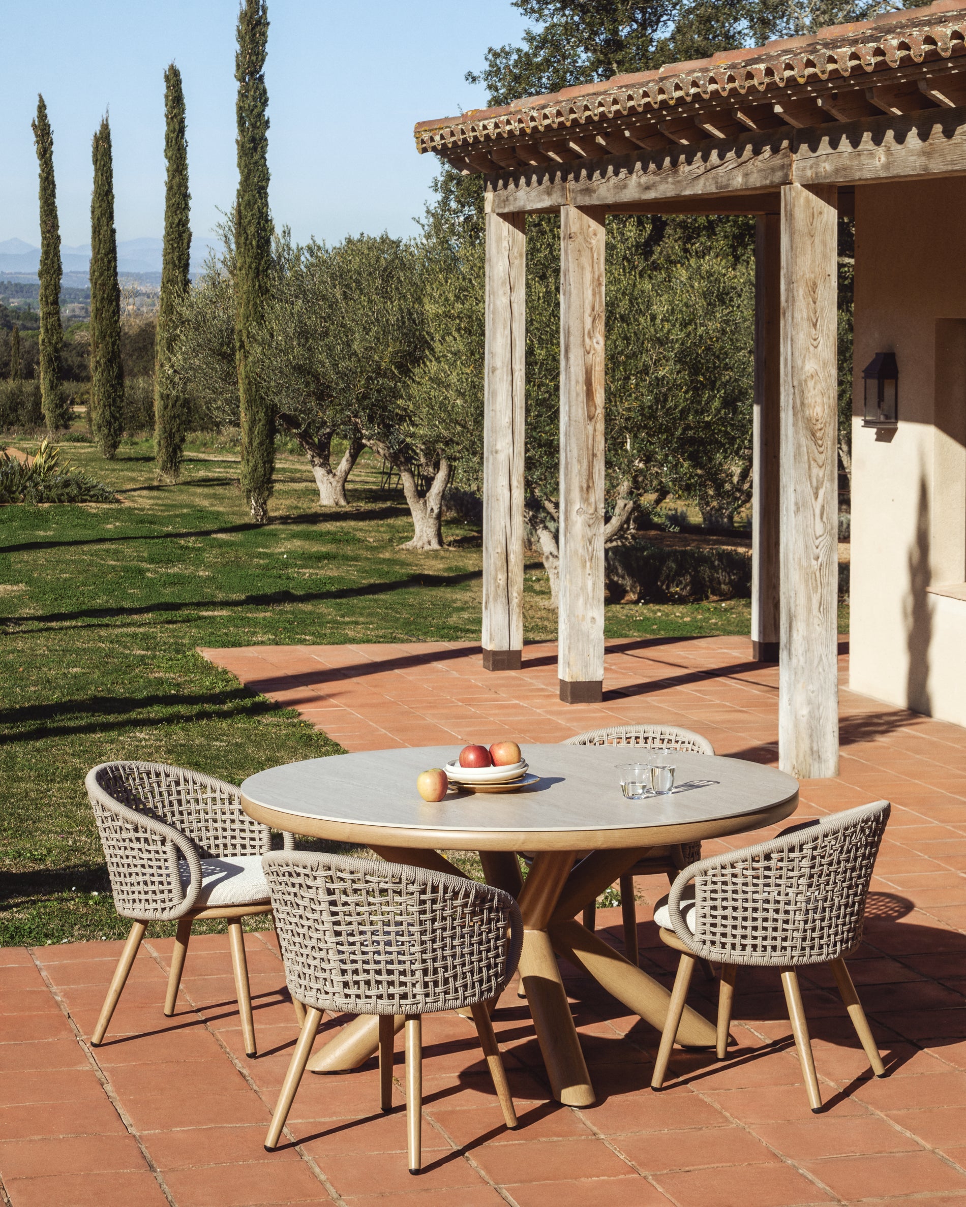 Outdoor-Tisch Mirtia aus Aluminium in Holzoptik und gesintertem Stein Ø 148 cm in Ecru präsentiert im Onlineshop von KAQTU Design AG. Gartentisch ist von Kave Home