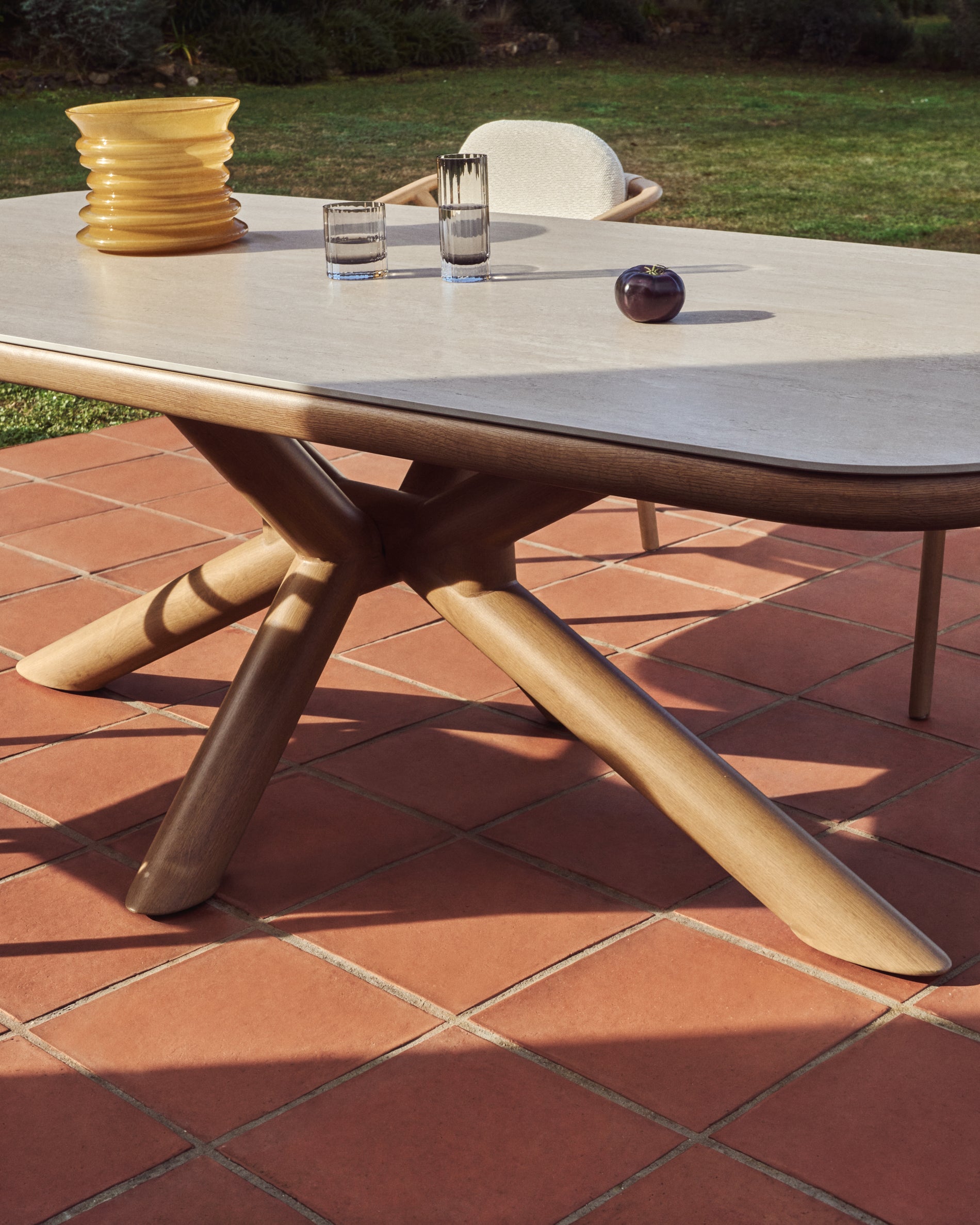 Outdoor-Tisch Mirtia aus Aluminium in Holzoptik und gesintertem Stein 240 x 110 cm in Ecru präsentiert im Onlineshop von KAQTU Design AG. Gartentisch ist von Kave Home