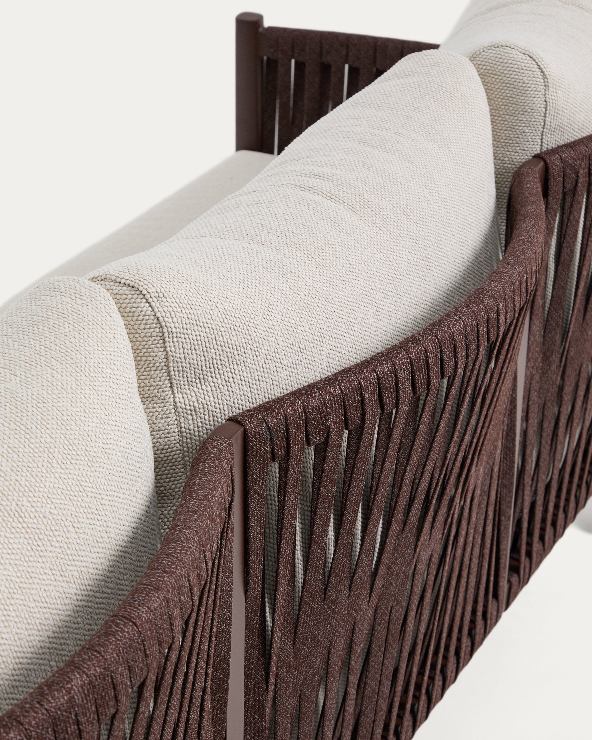 Set Aleria, bestehend aus einem 3-Sitzer-Sofa, zwei Sesseln sowie einem Couchtisch aus Aluminium und braunem Synthetikseil in Braun präsentiert im Onlineshop von KAQTU Design AG. Loungeset ist von Kave Home