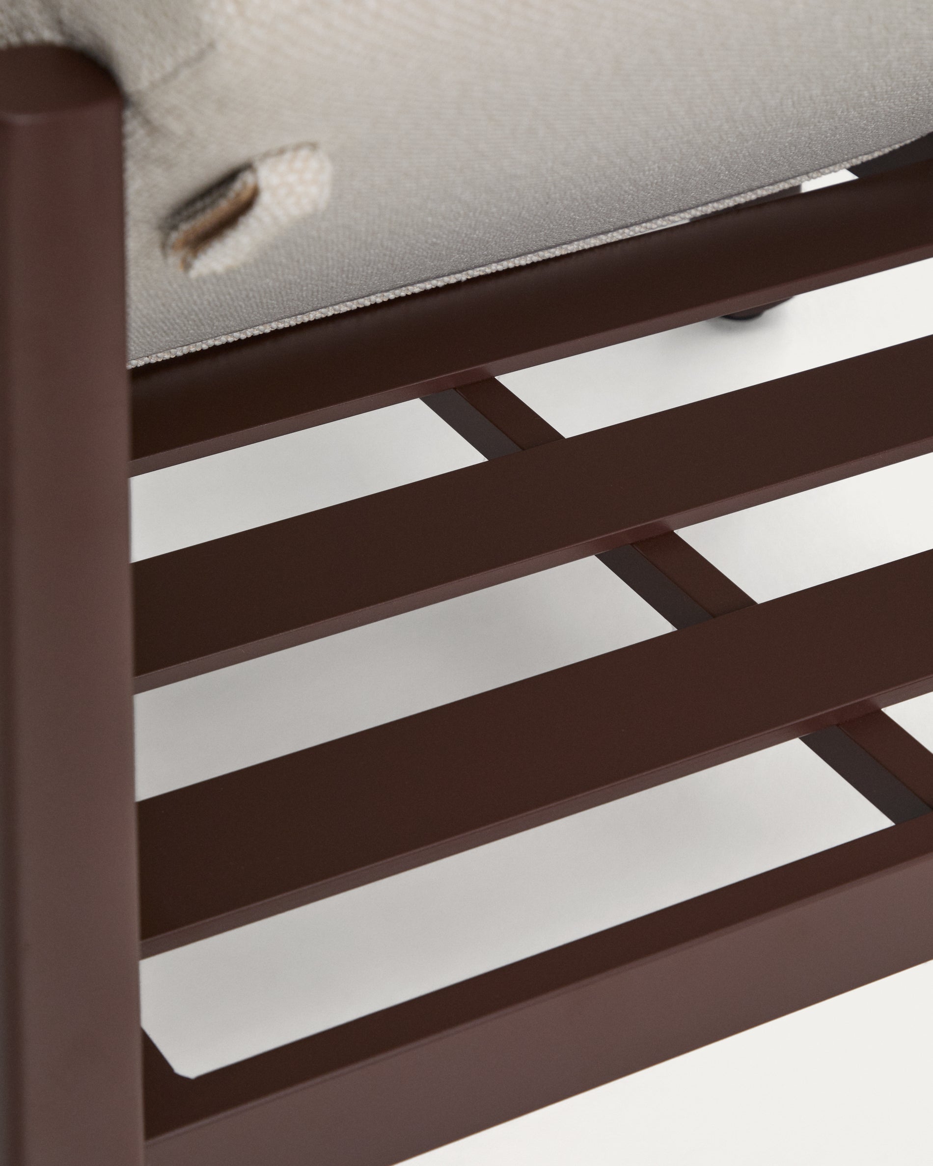 Set Aleria, bestehend aus einem 3-Sitzer-Sofa, zwei Sesseln sowie einem Couchtisch aus Aluminium und braunem Synthetikseil in Braun präsentiert im Onlineshop von KAQTU Design AG. Loungeset ist von Kave Home