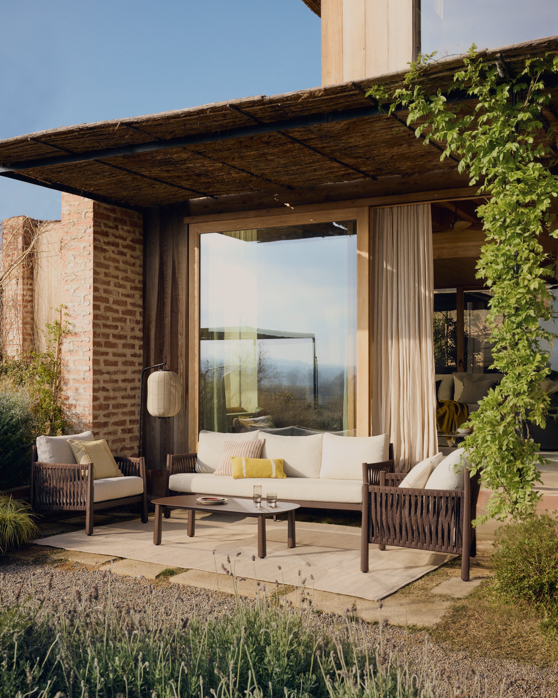 Set Aleria, bestehend aus einem 3-Sitzer-Sofa, zwei Sesseln sowie einem Couchtisch aus Aluminium und braunem Synthetikseil in Braun präsentiert im Onlineshop von KAQTU Design AG. Loungeset ist von Kave Home