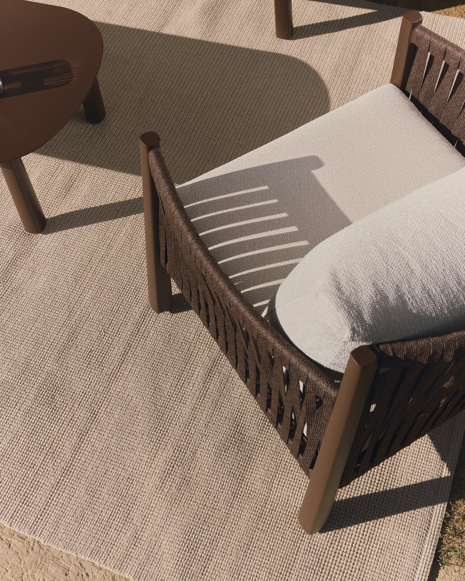 Set Aleria, bestehend aus einem 3-Sitzer-Sofa, zwei Sesseln sowie einem Couchtisch aus Aluminium und braunem Synthetikseil in Braun präsentiert im Onlineshop von KAQTU Design AG. Loungeset ist von Kave Home