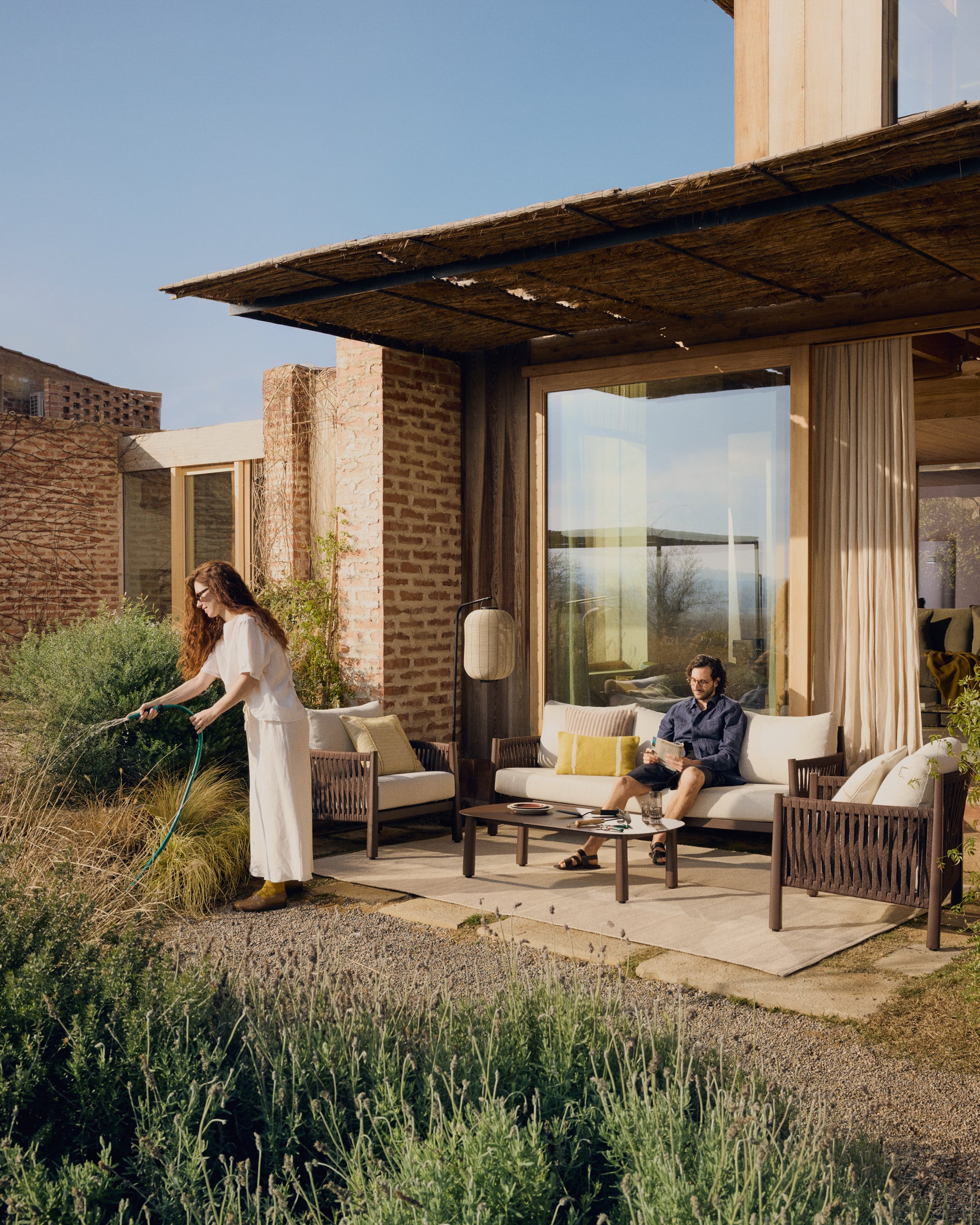 Set Aleria, bestehend aus einem 3-Sitzer-Sofa, zwei Sesseln sowie einem Couchtisch aus Aluminium und braunem Synthetikseil in Braun präsentiert im Onlineshop von KAQTU Design AG. Loungeset ist von Kave Home