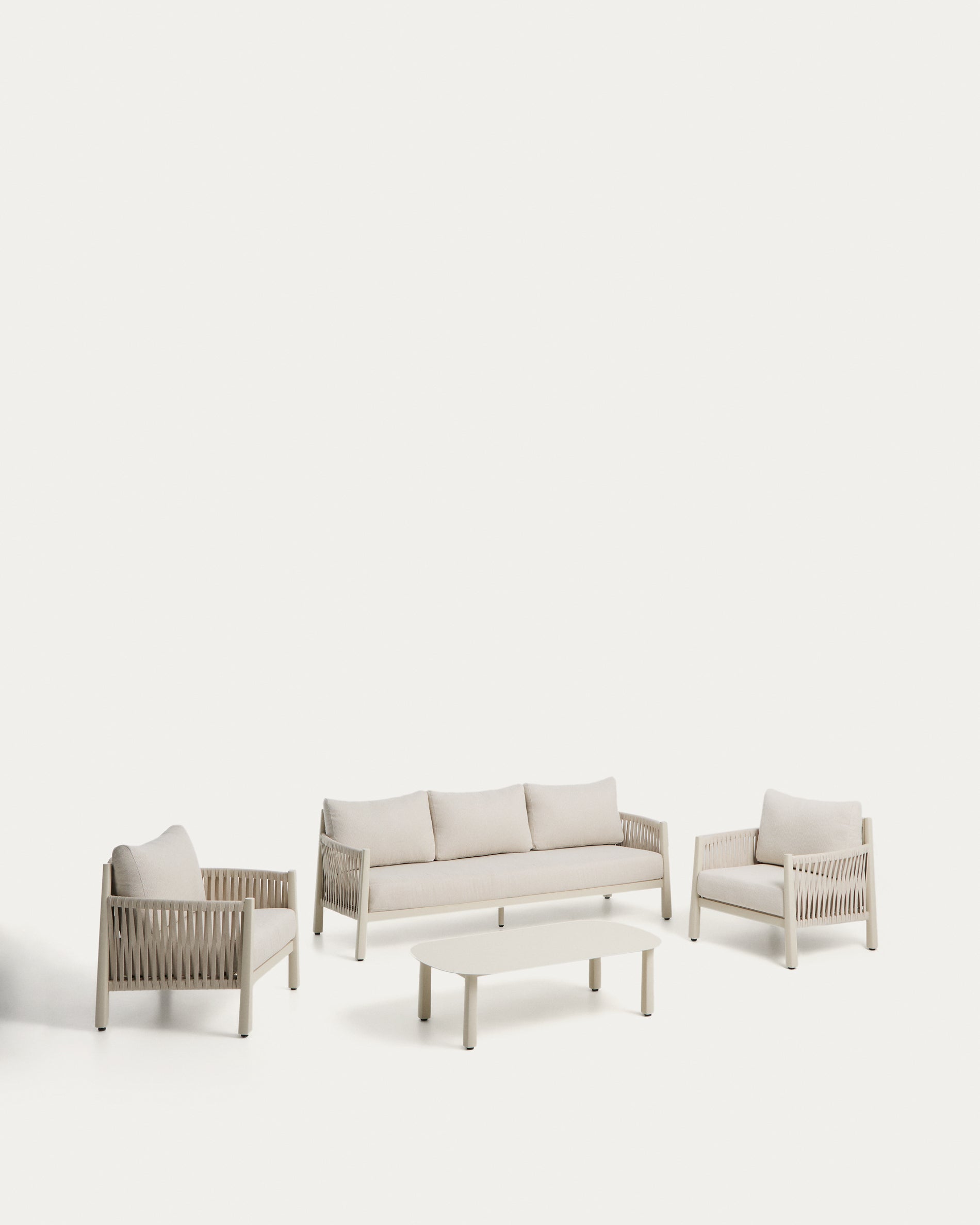 Set Aleria, bestehend aus einem 3-Sitzer-Sofa, zwei Sesseln sowie einem Couchtisch aus Aluminium und beigem Synthetikseil in Ecru präsentiert im Onlineshop von KAQTU Design AG. Loungeset ist von Kave Home