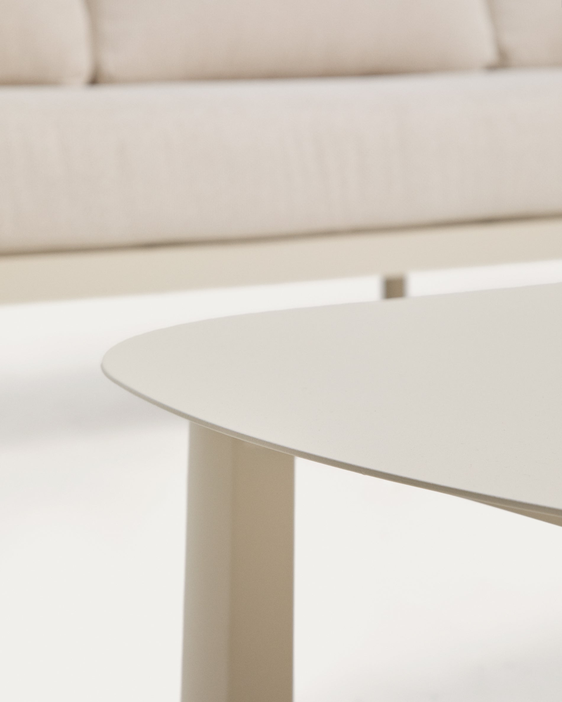 Set Aleria, bestehend aus einem 3-Sitzer-Sofa, zwei Sesseln sowie einem Couchtisch aus Aluminium und beigem Synthetikseil in Ecru präsentiert im Onlineshop von KAQTU Design AG. Loungeset ist von Kave Home