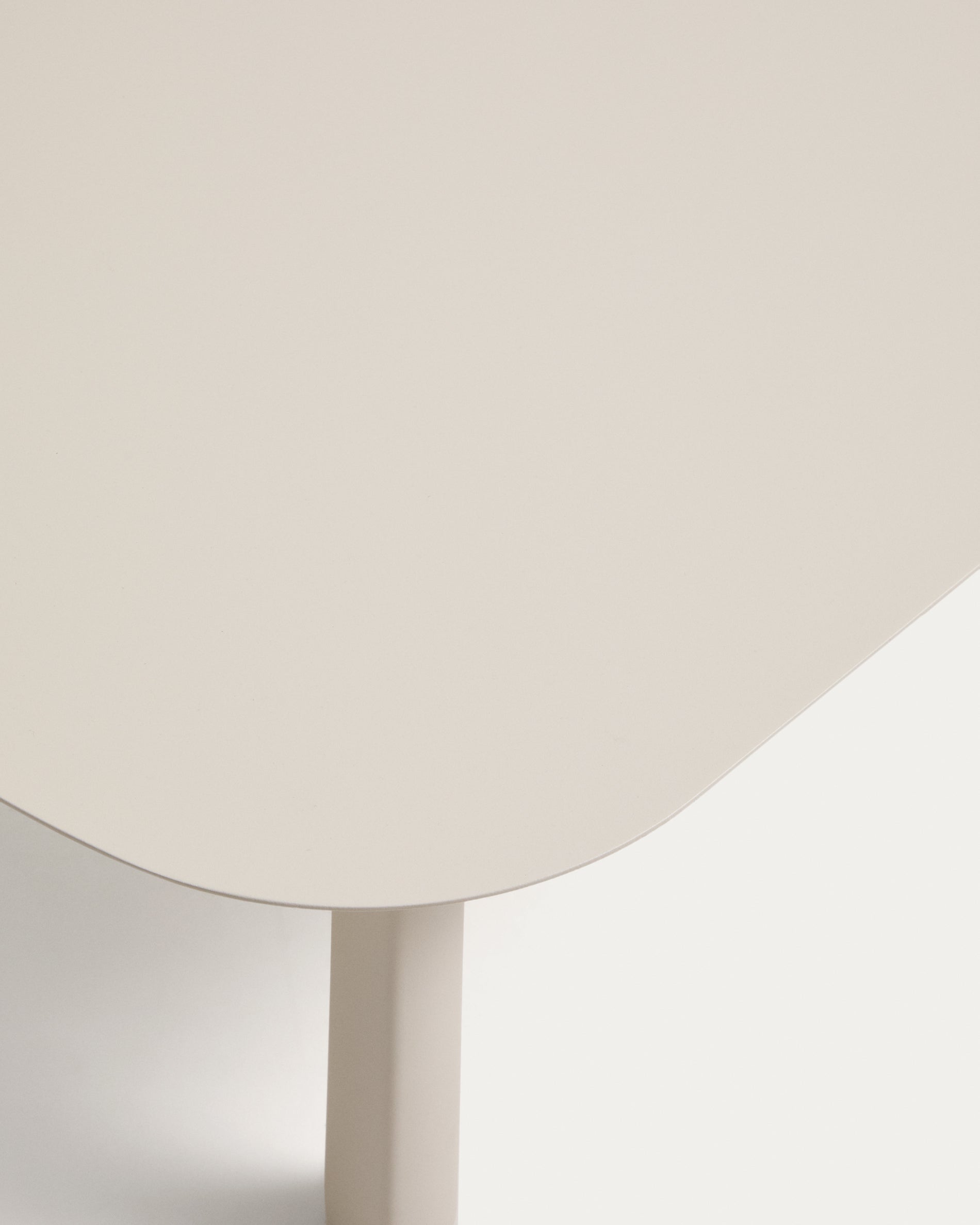 Set Aleria, bestehend aus einem 3-Sitzer-Sofa, zwei Sesseln sowie einem Couchtisch aus Aluminium und beigem Synthetikseil in Ecru präsentiert im Onlineshop von KAQTU Design AG. Loungeset ist von Kave Home