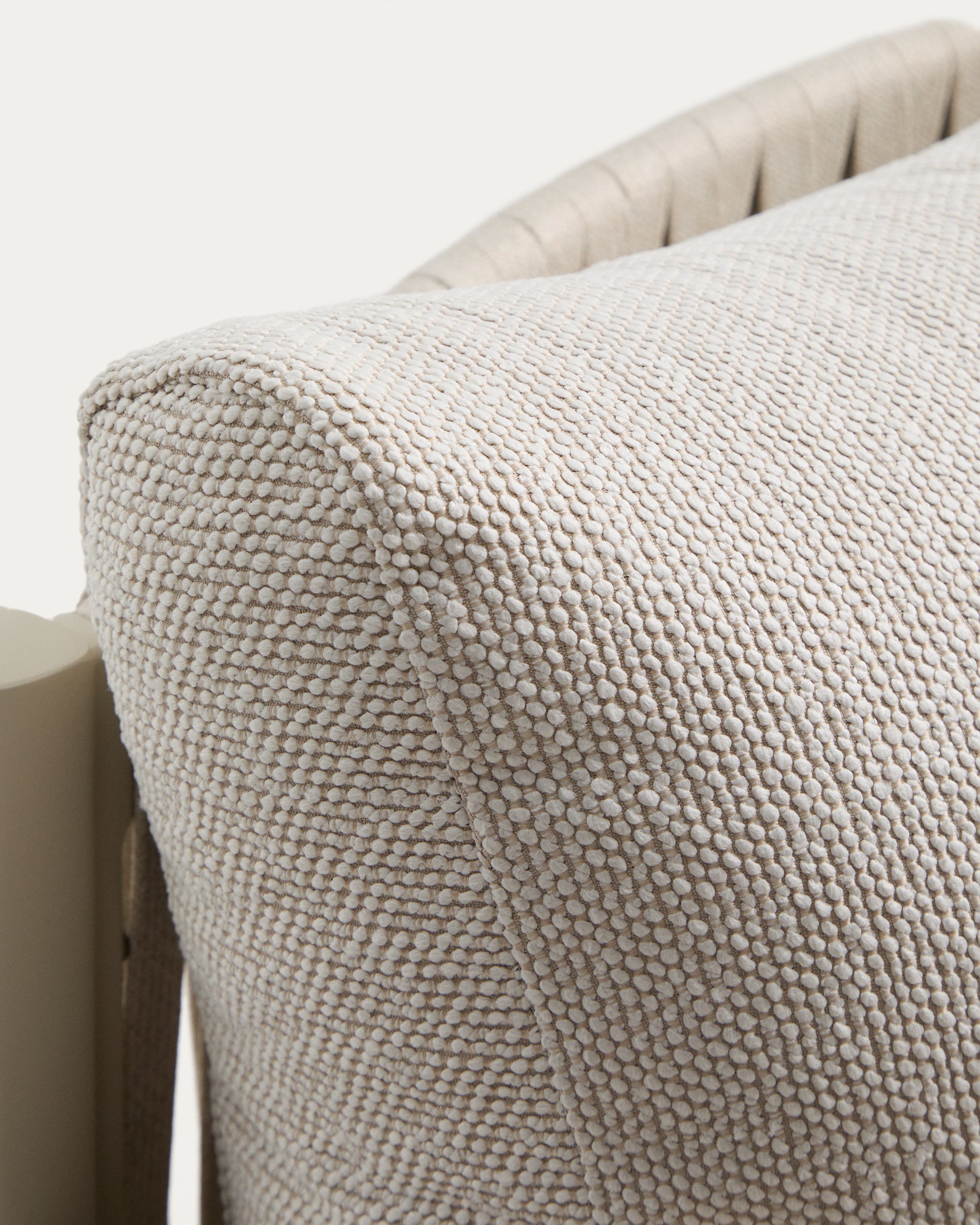 Set Aleria, bestehend aus einem 3-Sitzer-Sofa, zwei Sesseln sowie einem Couchtisch aus Aluminium und beigem Synthetikseil in Ecru präsentiert im Onlineshop von KAQTU Design AG. Loungeset ist von Kave Home