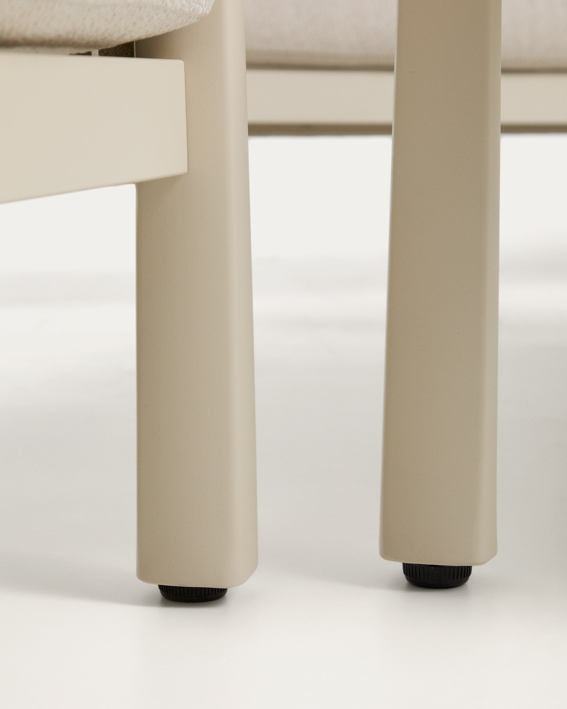 Set Aleria, bestehend aus einem 3-Sitzer-Sofa, zwei Sesseln sowie einem Couchtisch aus Aluminium und beigem Synthetikseil in Ecru präsentiert im Onlineshop von KAQTU Design AG. Loungeset ist von Kave Home