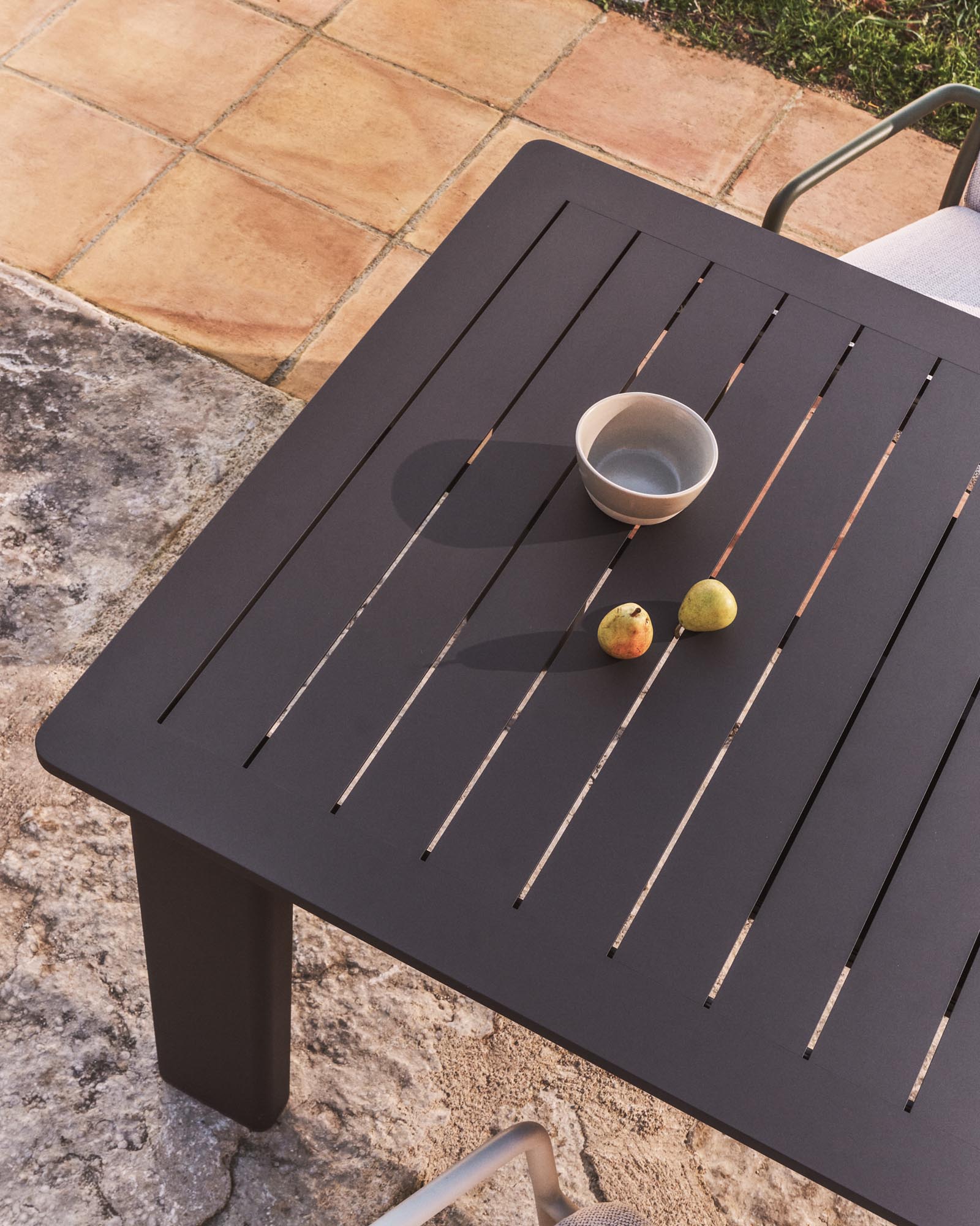 Moderner Gartentisch Livorno aus graphitgrauem Aluminium, ausziehbar von 233 auf 350 cm, perfekt für gesellige Abende im Freien.