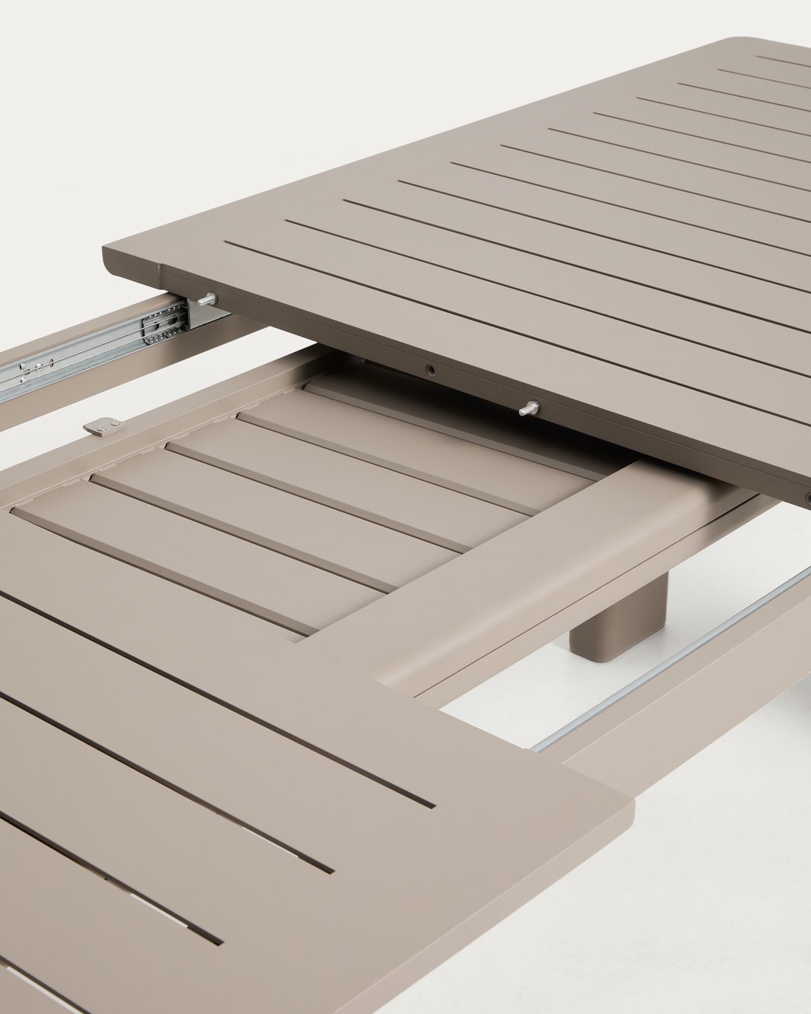 Eleganter Ausziehtisch Livorno in Taupe, aus Aluminium, ideal für Gartenpartys, erweiterbar von 233 auf 350 cm für zusätzliche Gäste.