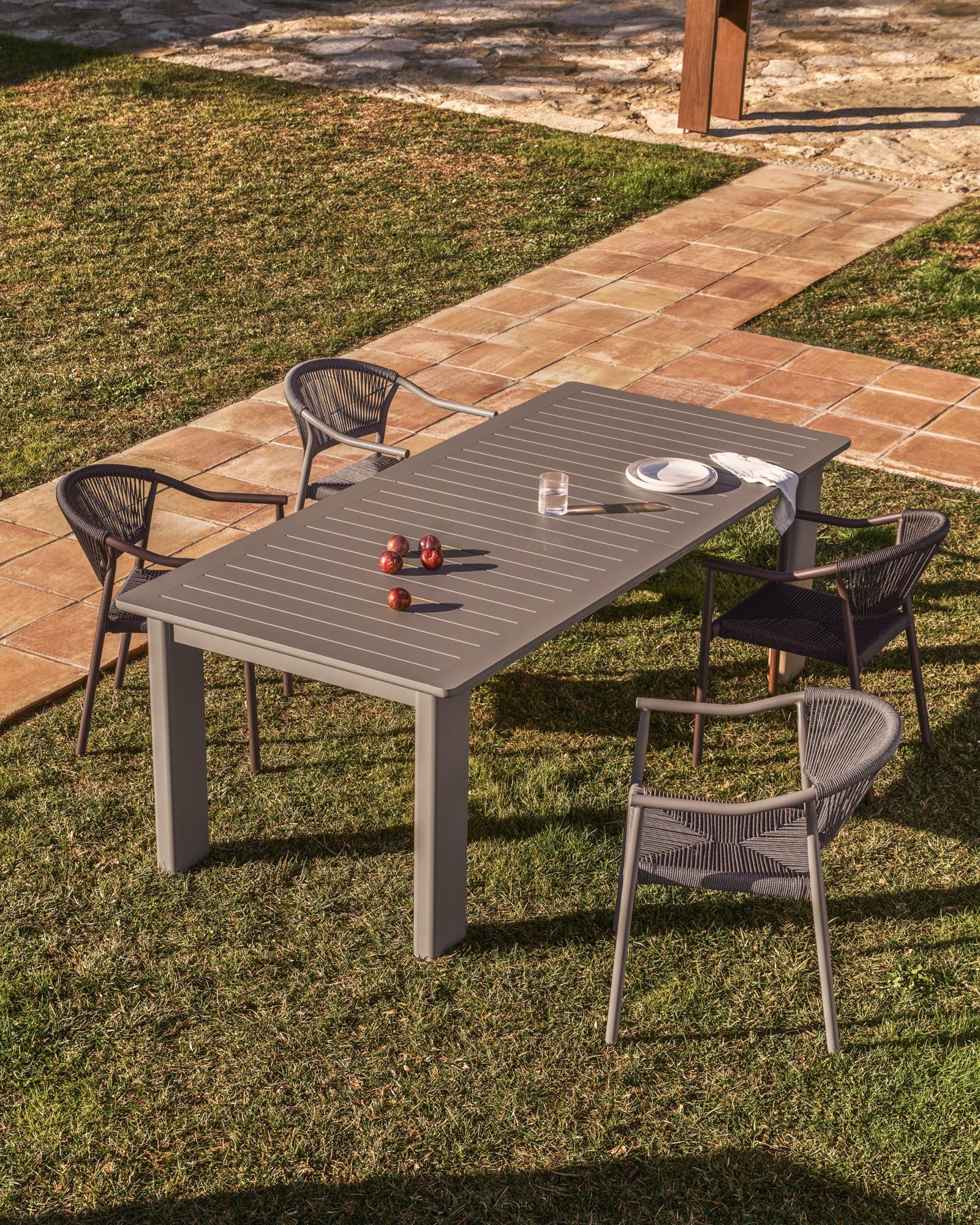 Ausziehtisch Livorno aus Aluminium in Taupe 233(350) x 100 cm in Taupe präsentiert im Onlineshop von KAQTU Design AG. Gartentisch ist von Kave Home
