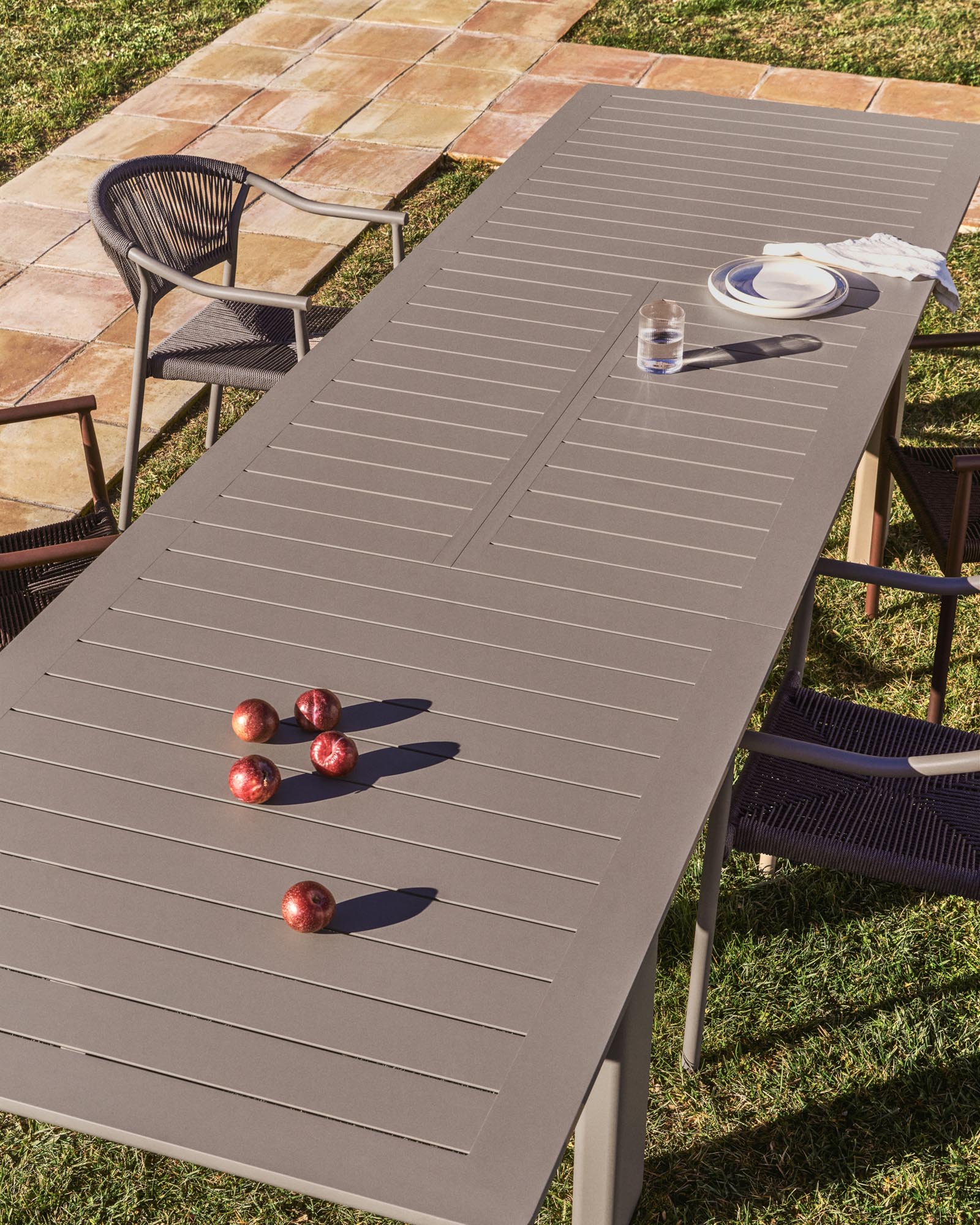 Eleganter Ausziehtisch Livorno in Taupe, aus Aluminium, ideal für Gartenpartys, erweiterbar von 233 auf 350 cm für mehr Platz.