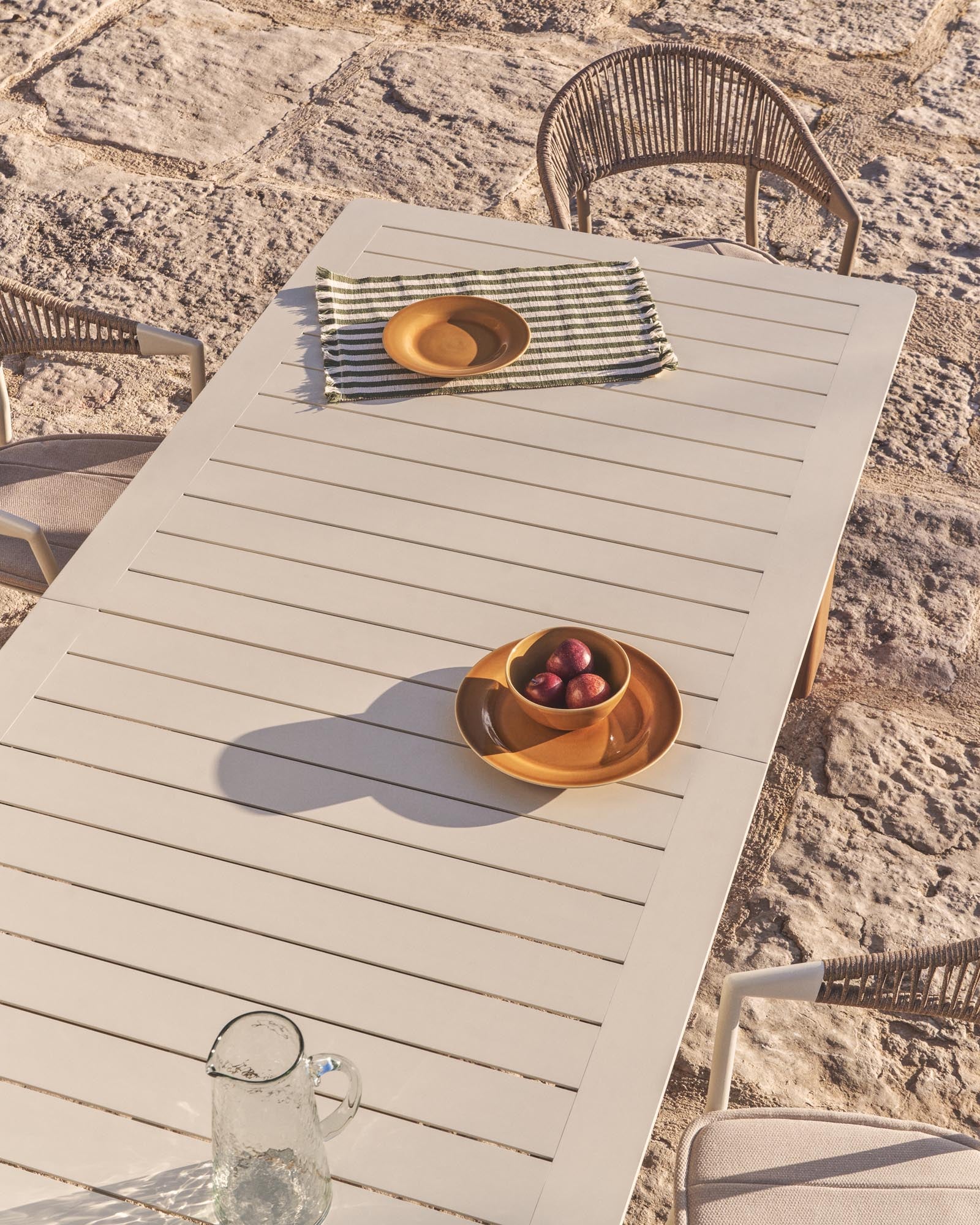 Ausziehtisch Livorno aus écrufarbenem Aluminium mit Beinen in Holzoptik 233 (350) x 100 cm in Ecru präsentiert im Onlineshop von KAQTU Design AG. Gartentisch ist von Kave Home