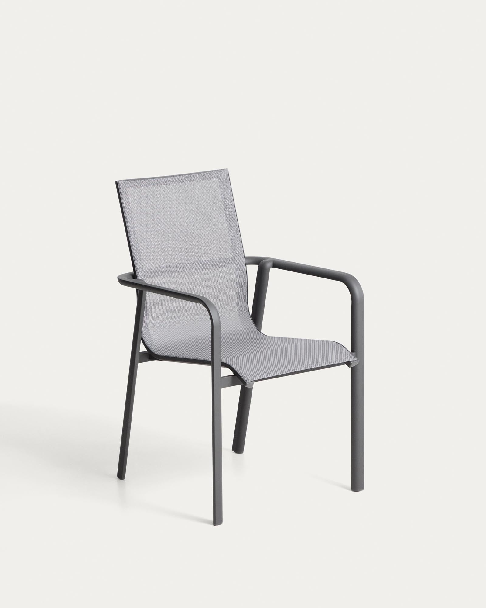 Stapelbarer Outdoor-Stuhl Canea aus grauem Texteline und Aluminium in Graphit in Graphit präsentiert im Onlineshop von KAQTU Design AG. Gartenstuhl mit Armlehnen ist von Kave Home
