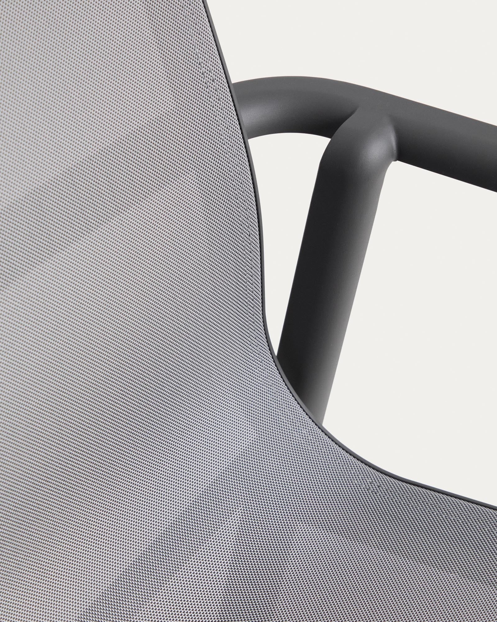 Stapelbarer Outdoor-Stuhl Canea in Graphit, aus langlebigem Texteline und Aluminium, perfekt für entspannte Stunden im Garten.